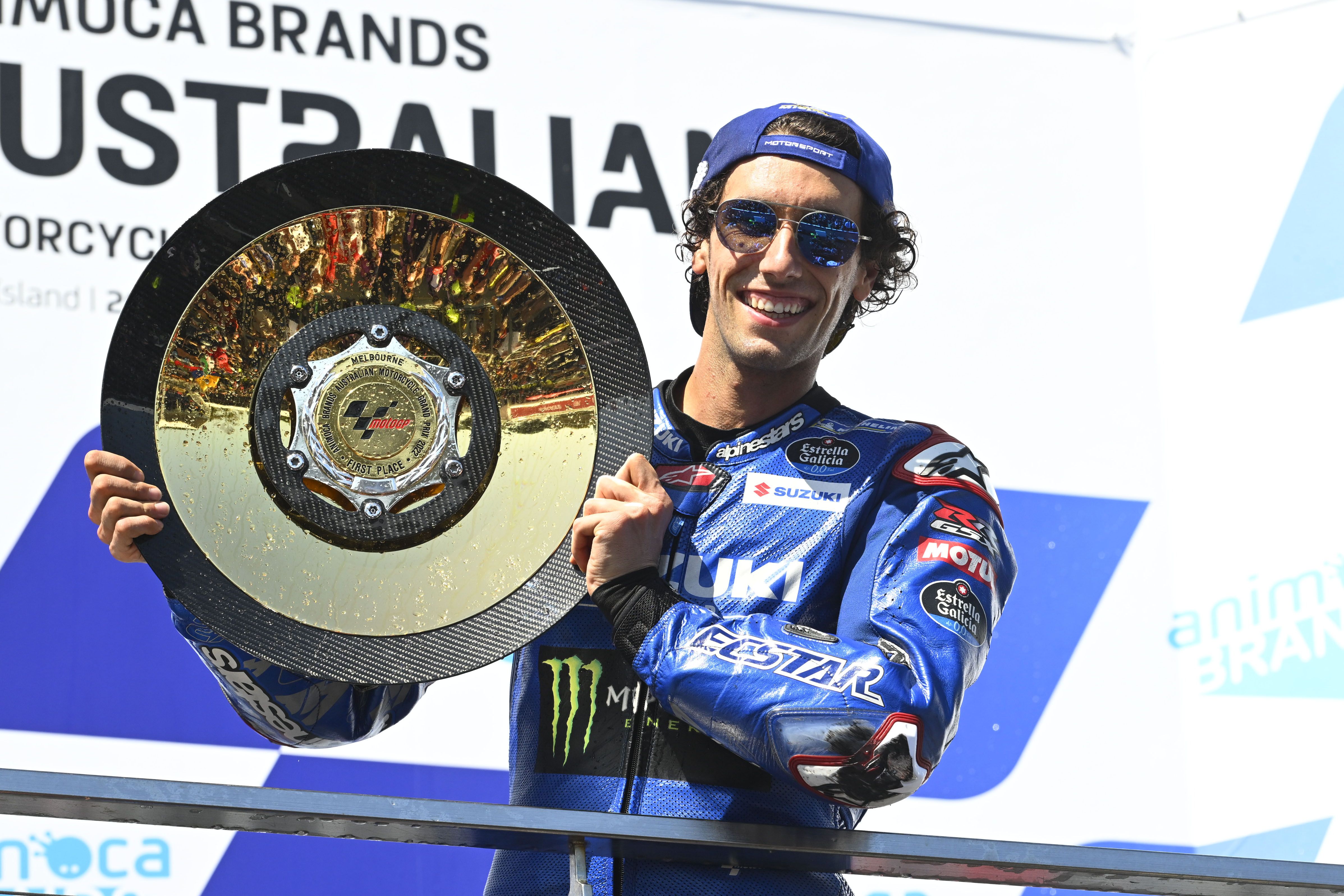 Álex Rins celebra en el podio su primera victoria del año en Australia.