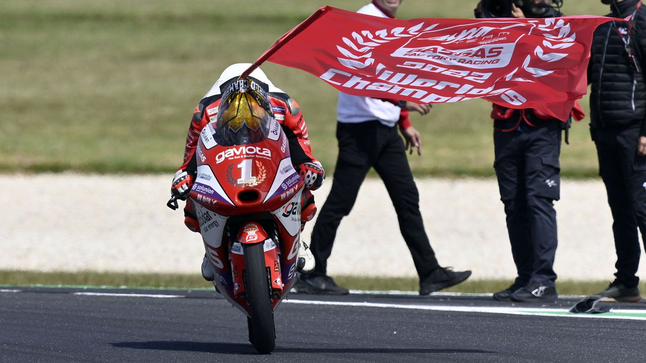 Izan Guevara en la vuelta de honor de Phillip Island tras proclamarse campeón del mundo de Moto3.