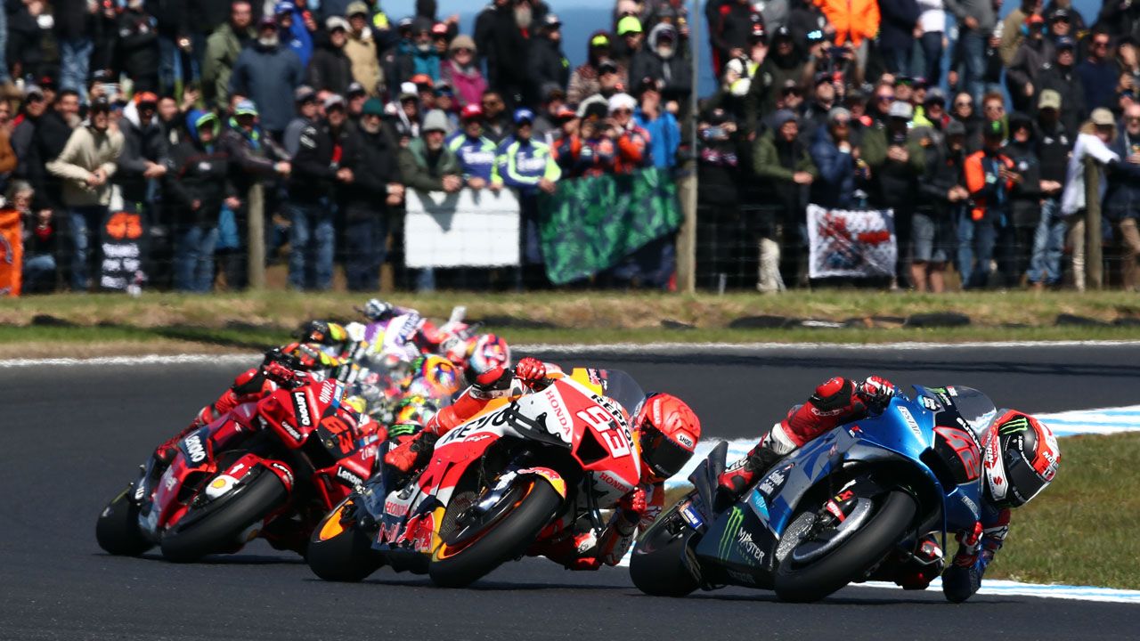 Álex Rins lidera la carrera por delante de Marc Márquez y Pecco Bagnaia.