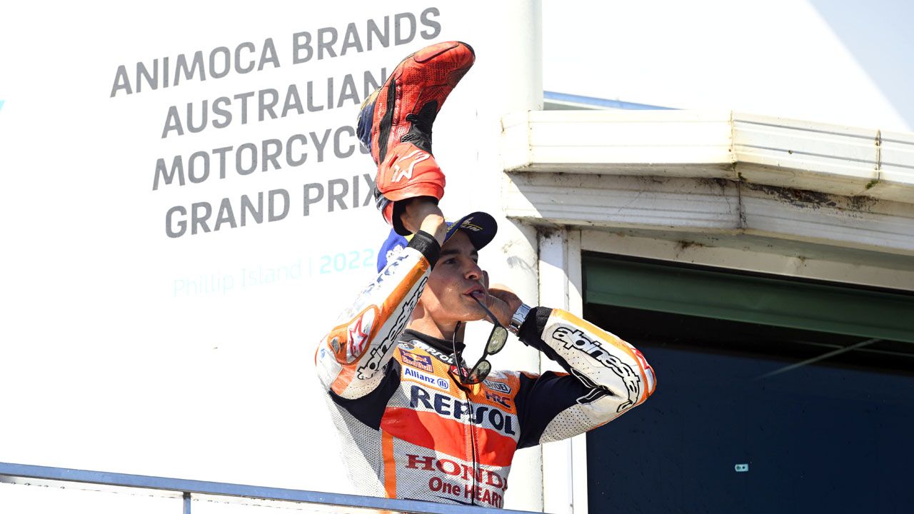 Marc Márquez celebra en el podio este simbólico podio logrado en Australia.