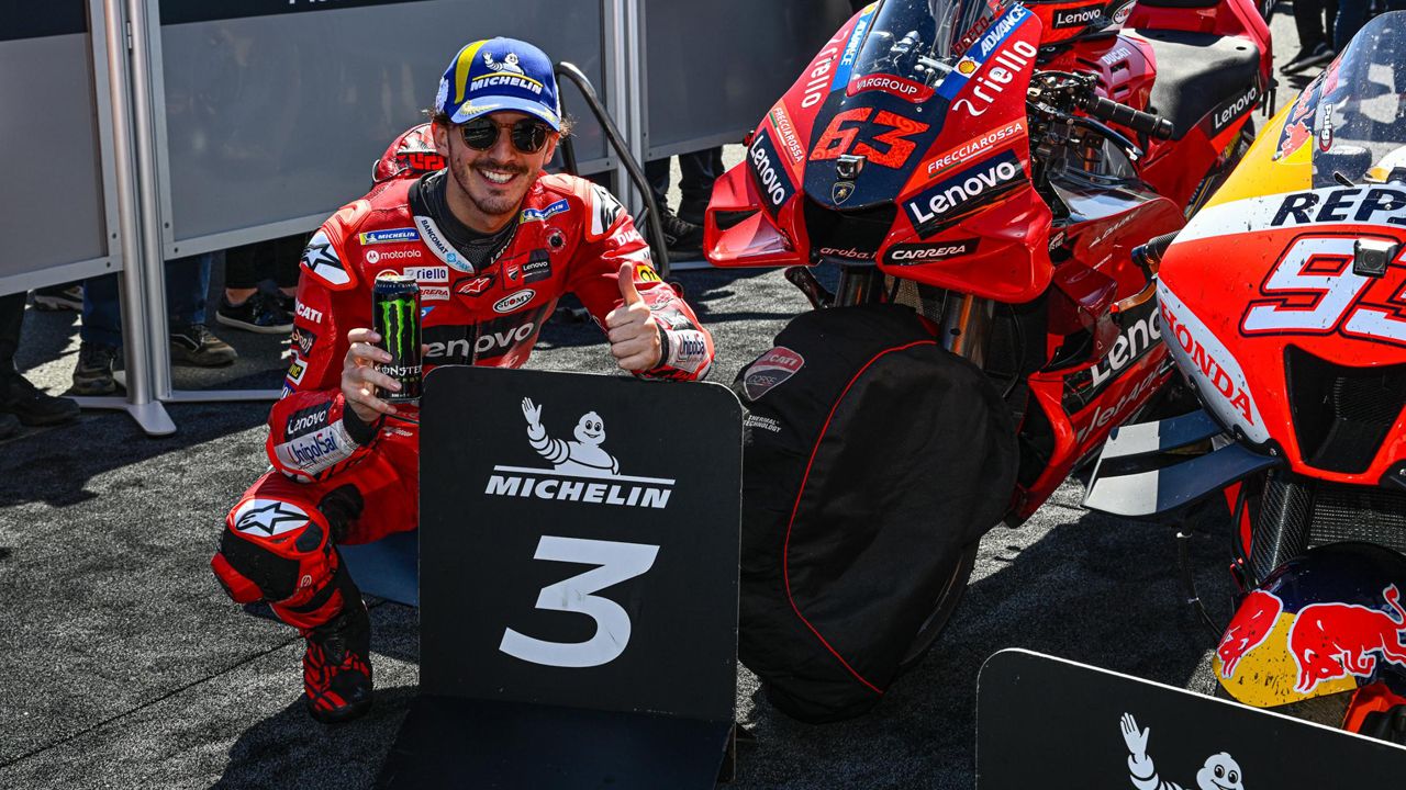 Pecco Bagnaia celebra su tercer puesto en Phillip Island en el parque cerrado del podio.
