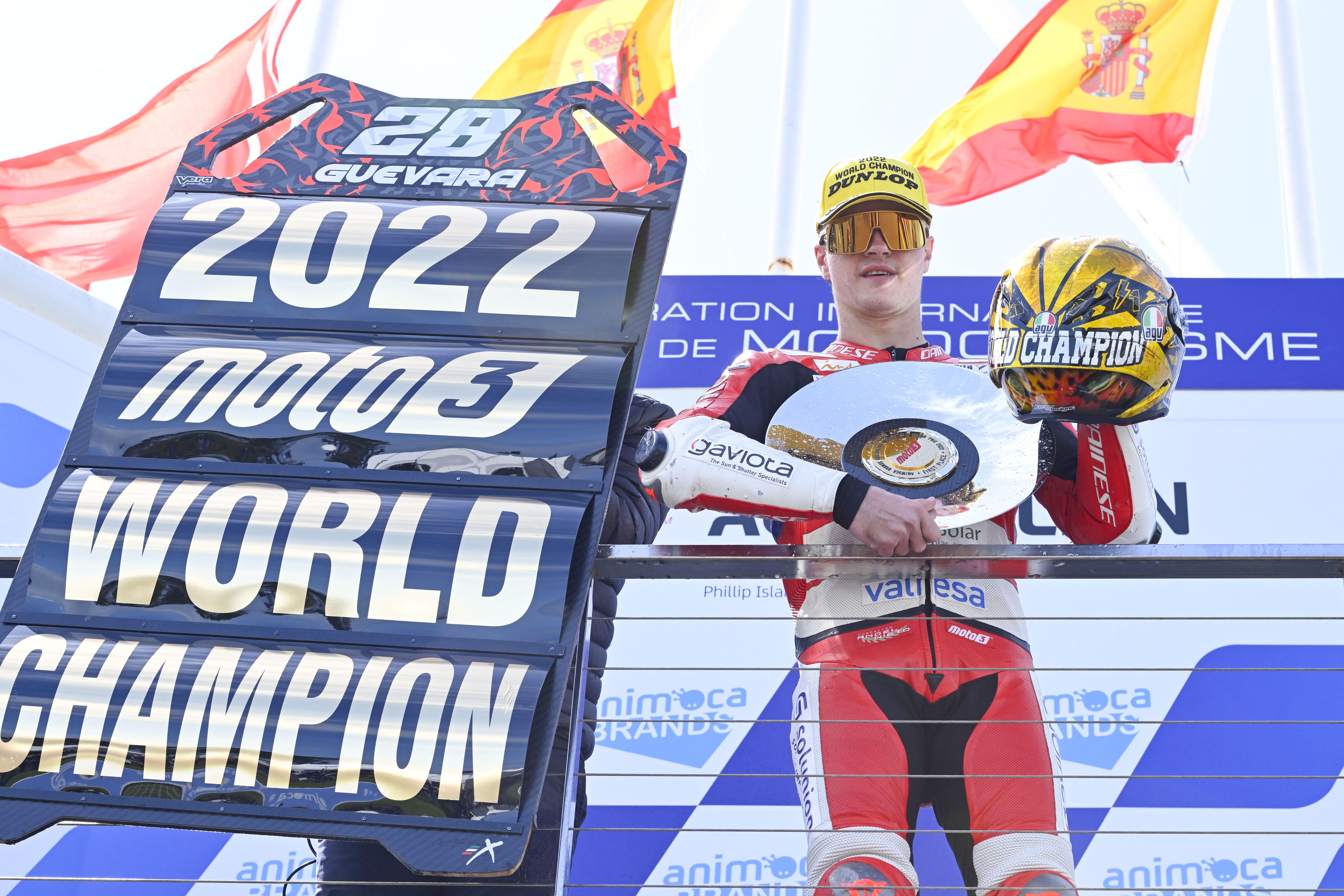 Izan Guevara celebraba así el título de Moto3 en el podio de Phillip Island.