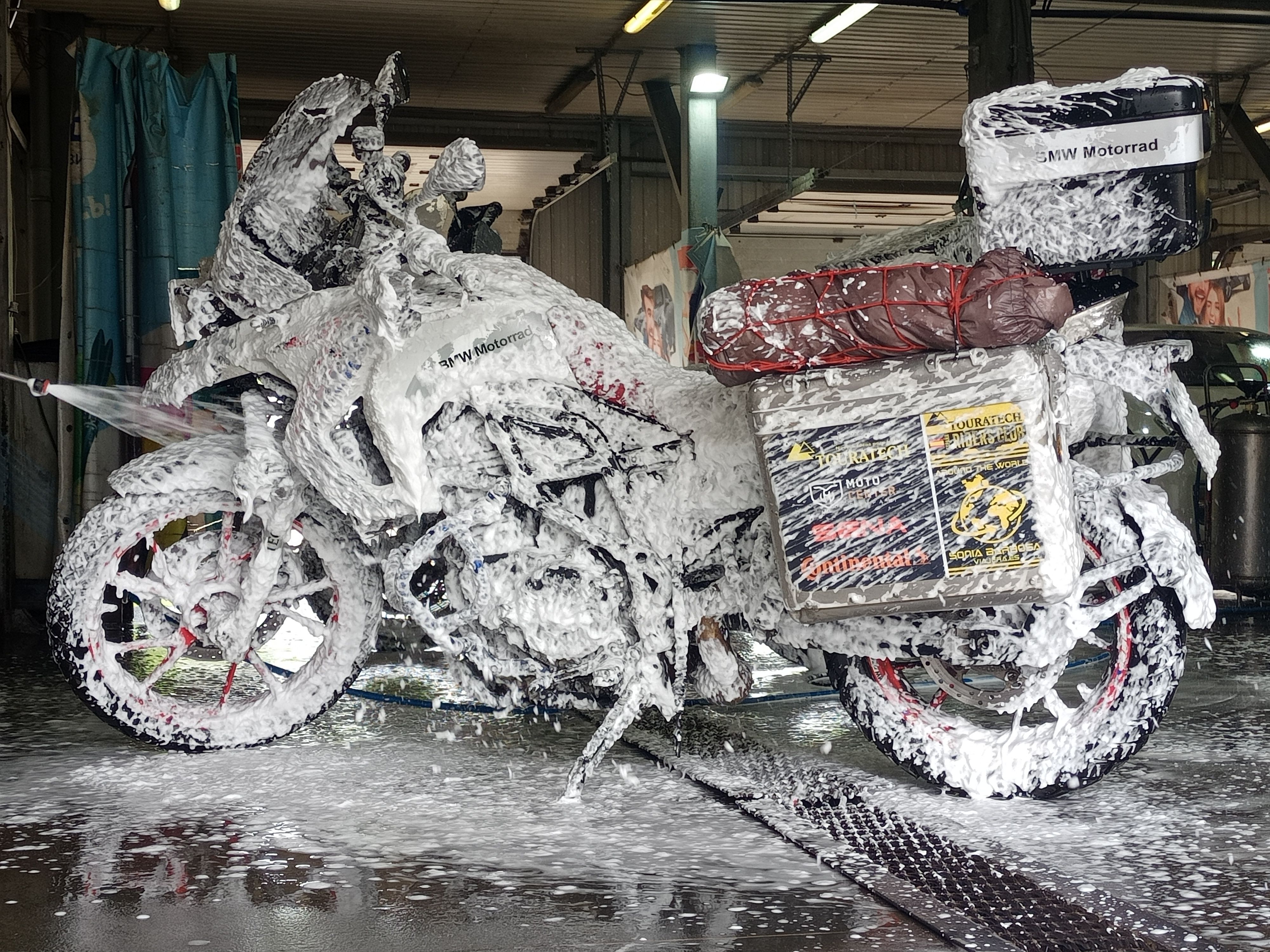 Un buen lavado para la moto.