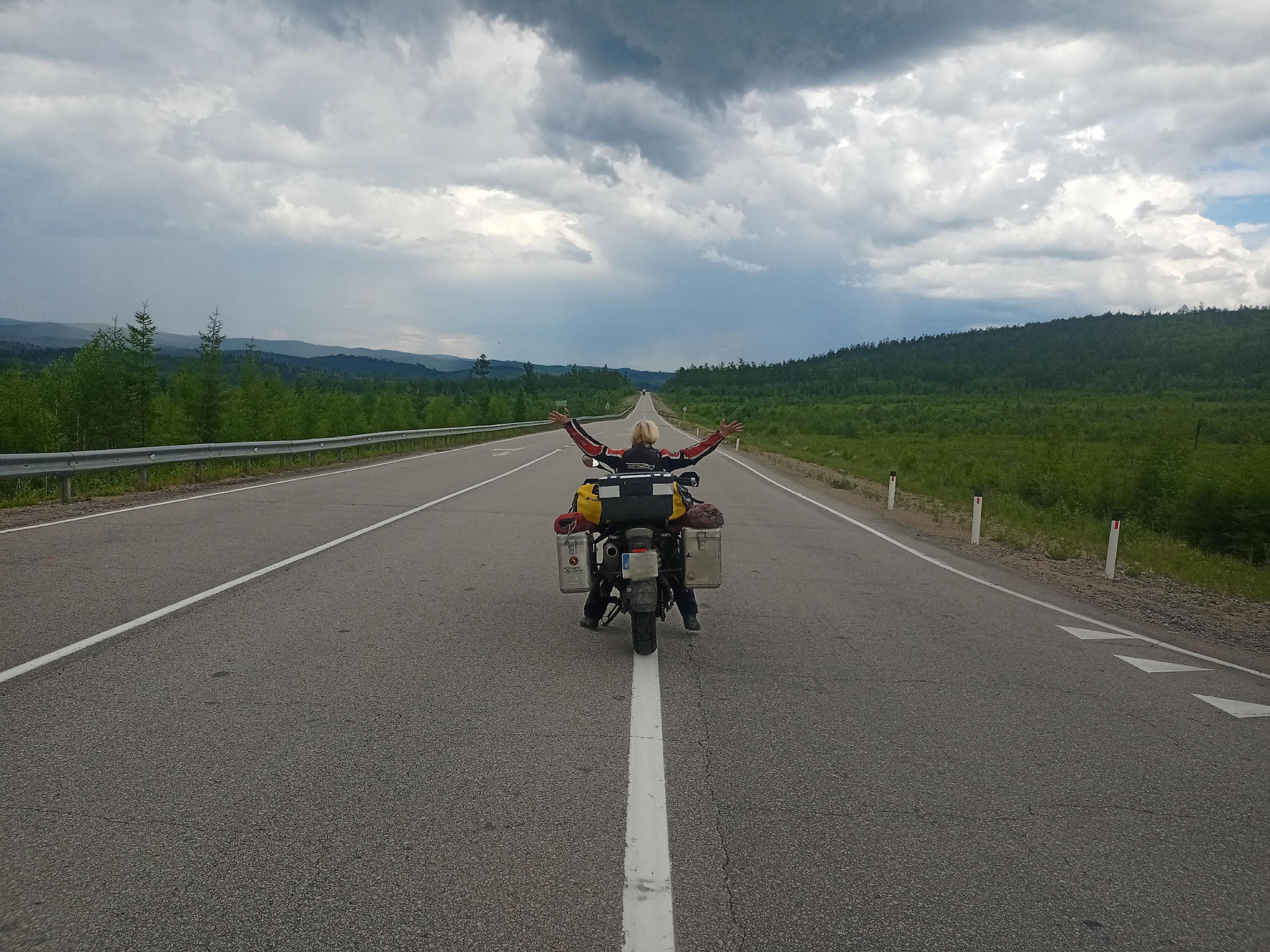La carretera abierta y solitaria en la remota Rusia.