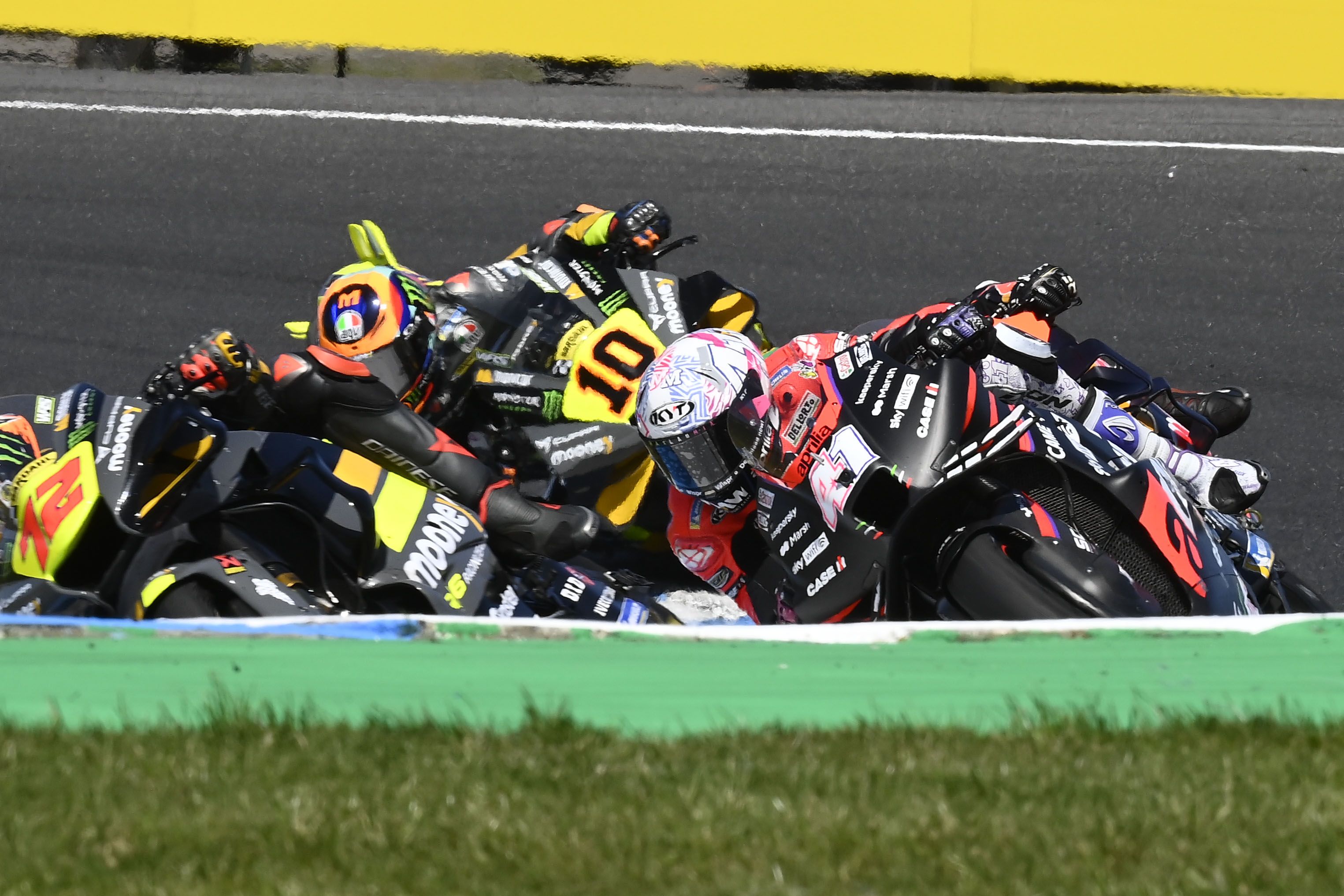 Aleix Espargaró entre Marco Bezzecchi y Luca Marini, MotoGP Australia 2022