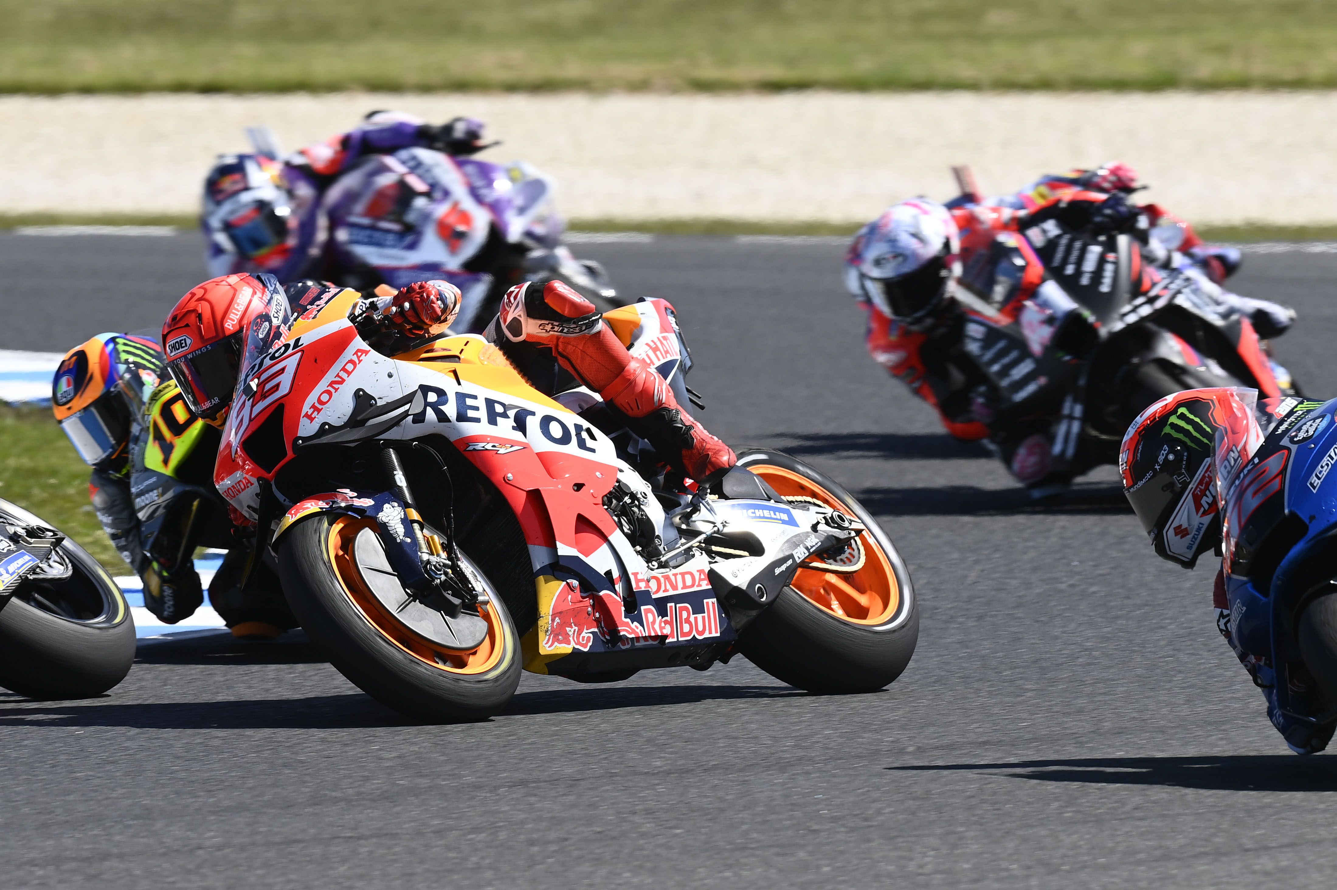 Álex Rins se va largo mientras Luca Marini supera a Marc Márquez, MotoGP Australia 2022