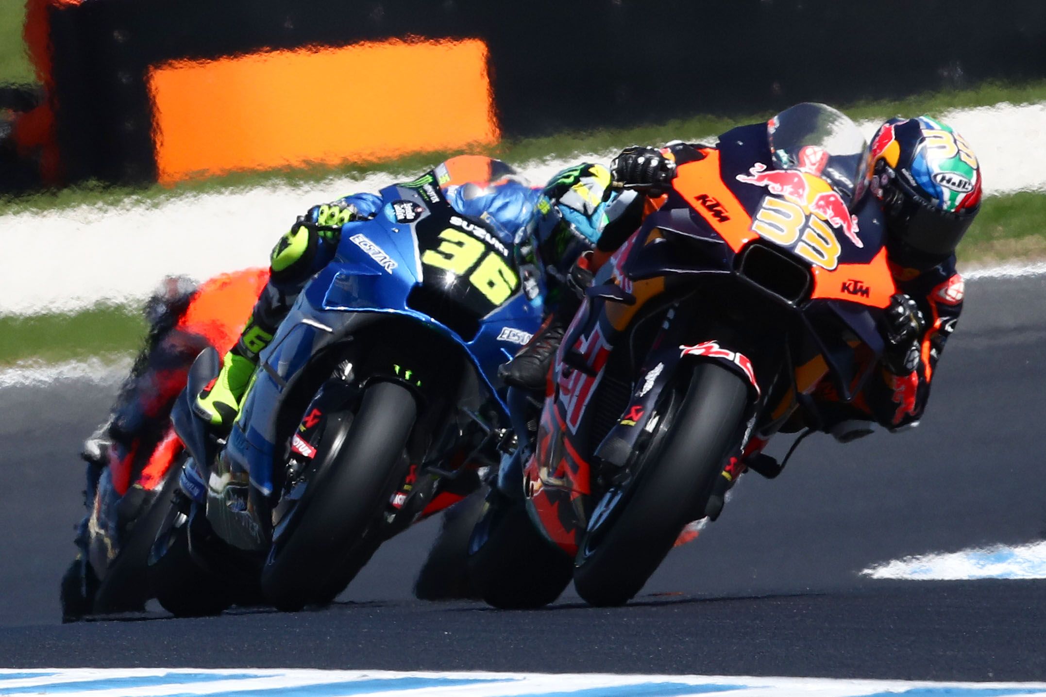 Brad Binder por delante de Joan Mir, MotoGP Australia 2022