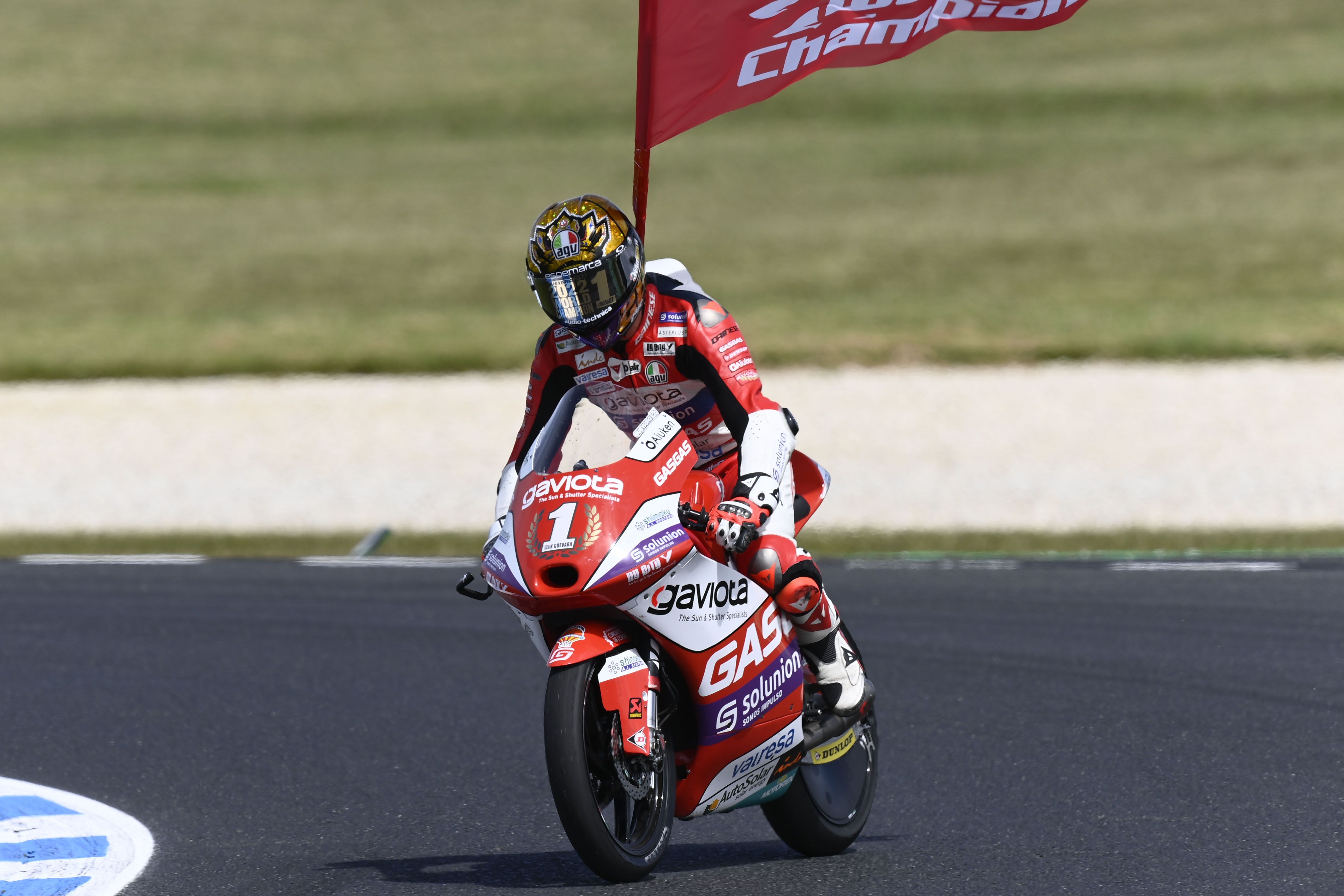 Izan Guevara con el 1 de campeón del mundo, Moto3 Australia 2022