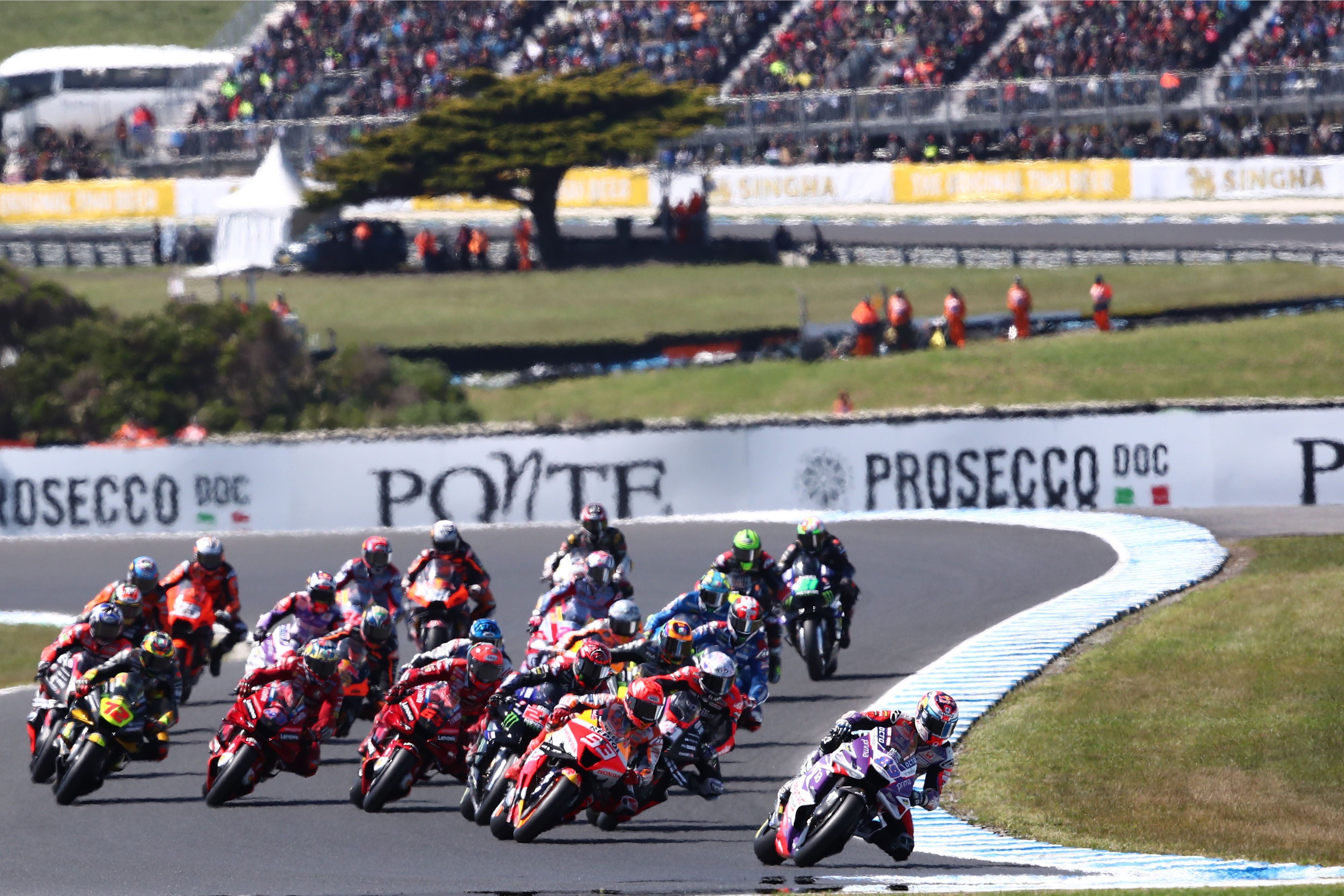 Jorge Martín lidera en la arrancada delante de Marc Márquez, MotoGP Australia 2022