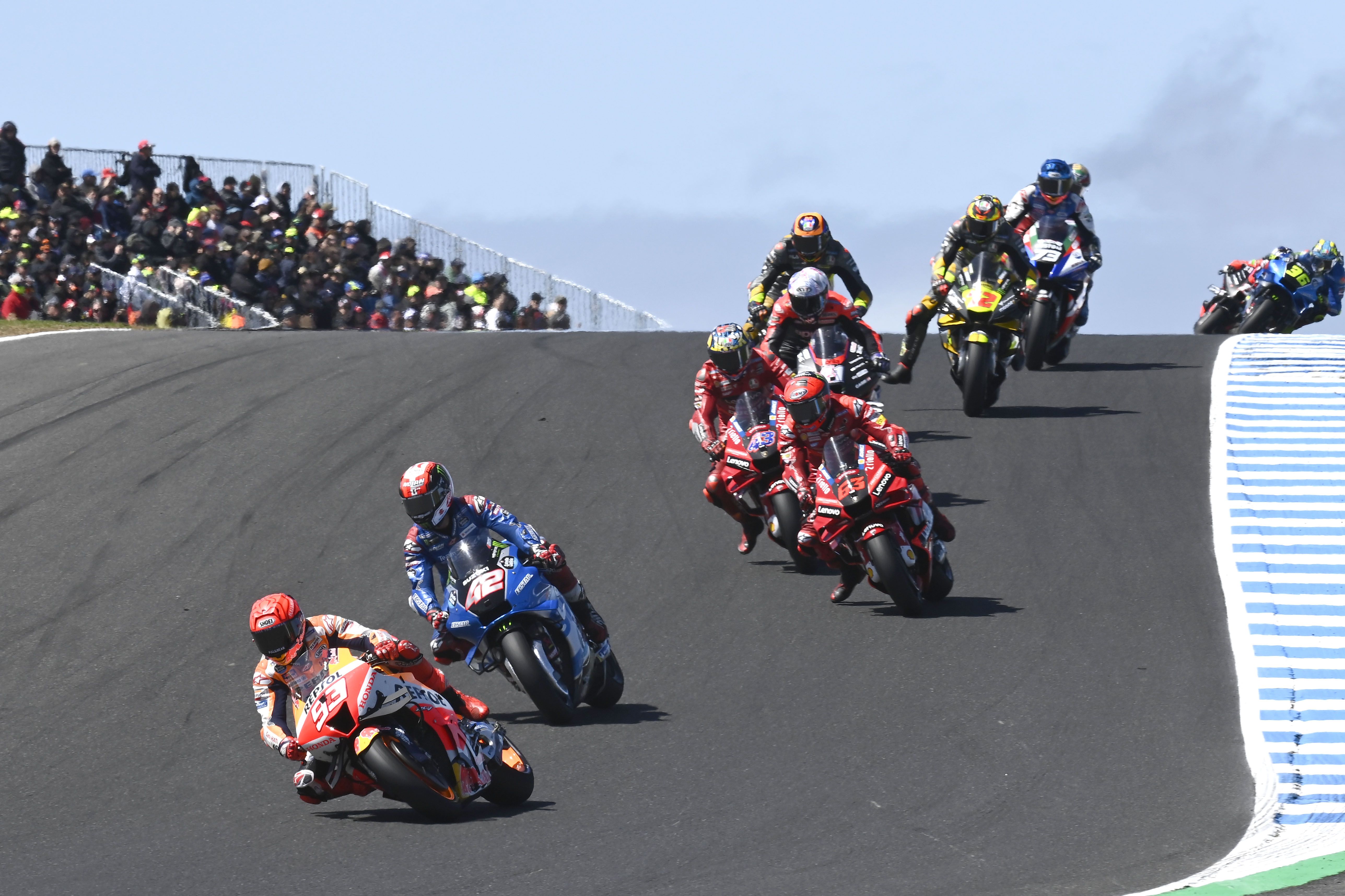 Marc Márquez delante de Álex Rins, Pecco Bagnaia y Jack Miller, MotoGP Australia 2022