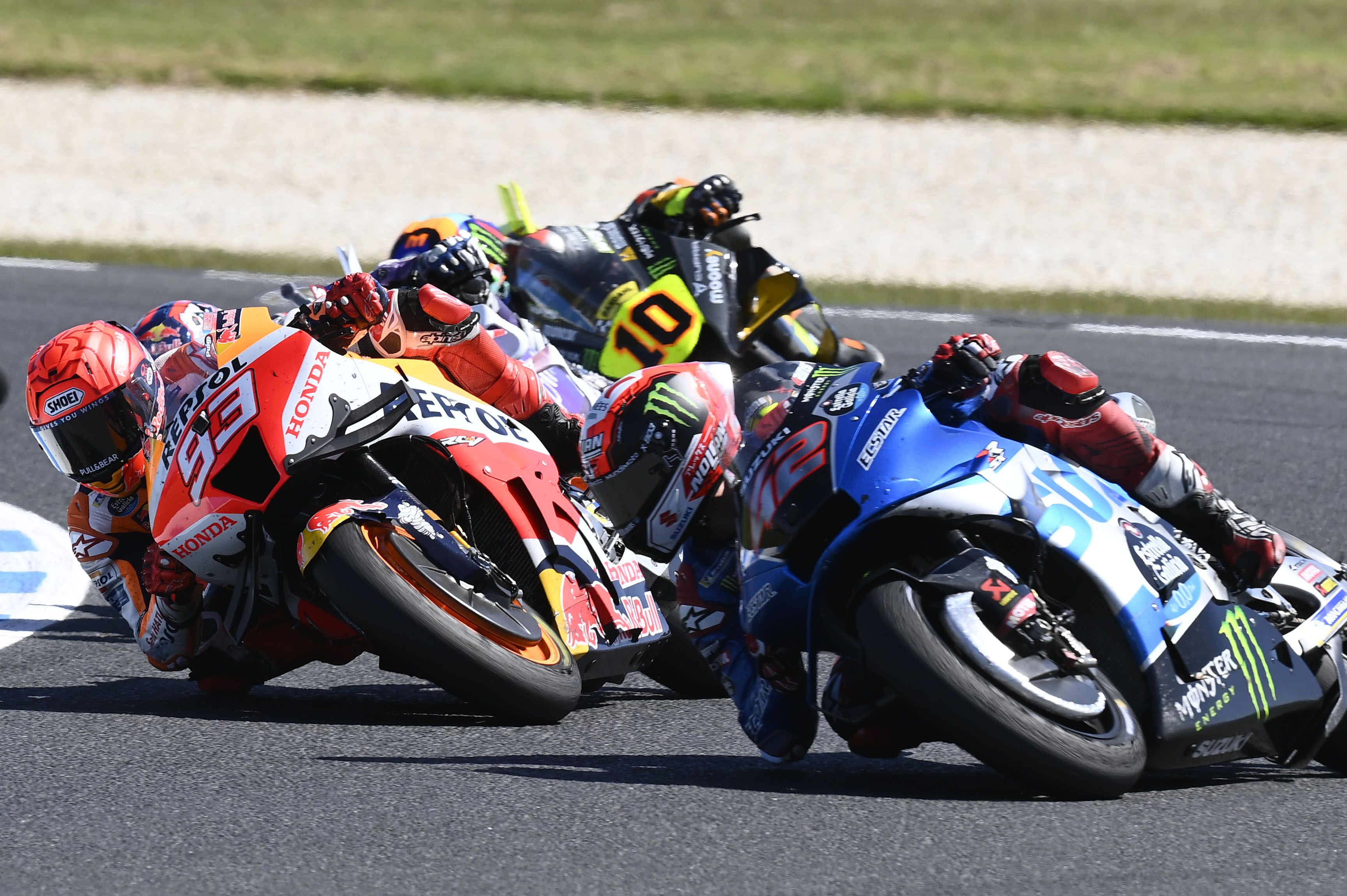 Marc Márquez se mete por el interior de Álex Rins ante Luca Marini, MotoGP Australia 2022