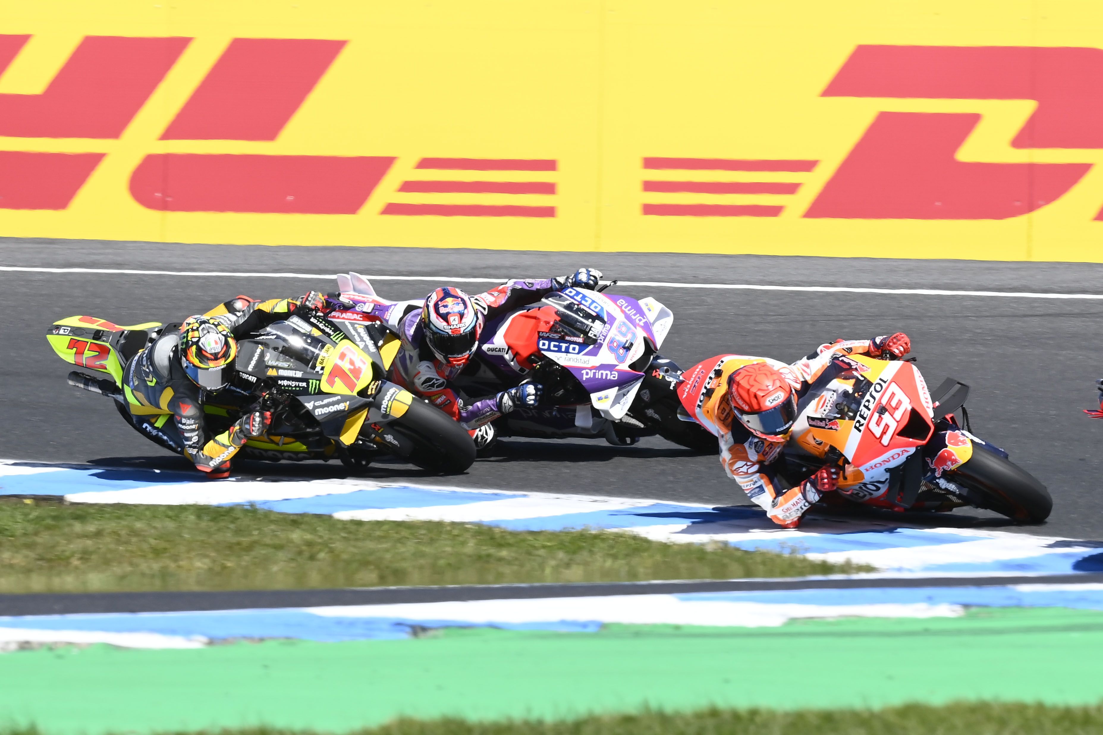 Marco Bezzecchi supera a Jorge Martín a la espalda de Marc Márquez, MotoGP Australia 2022