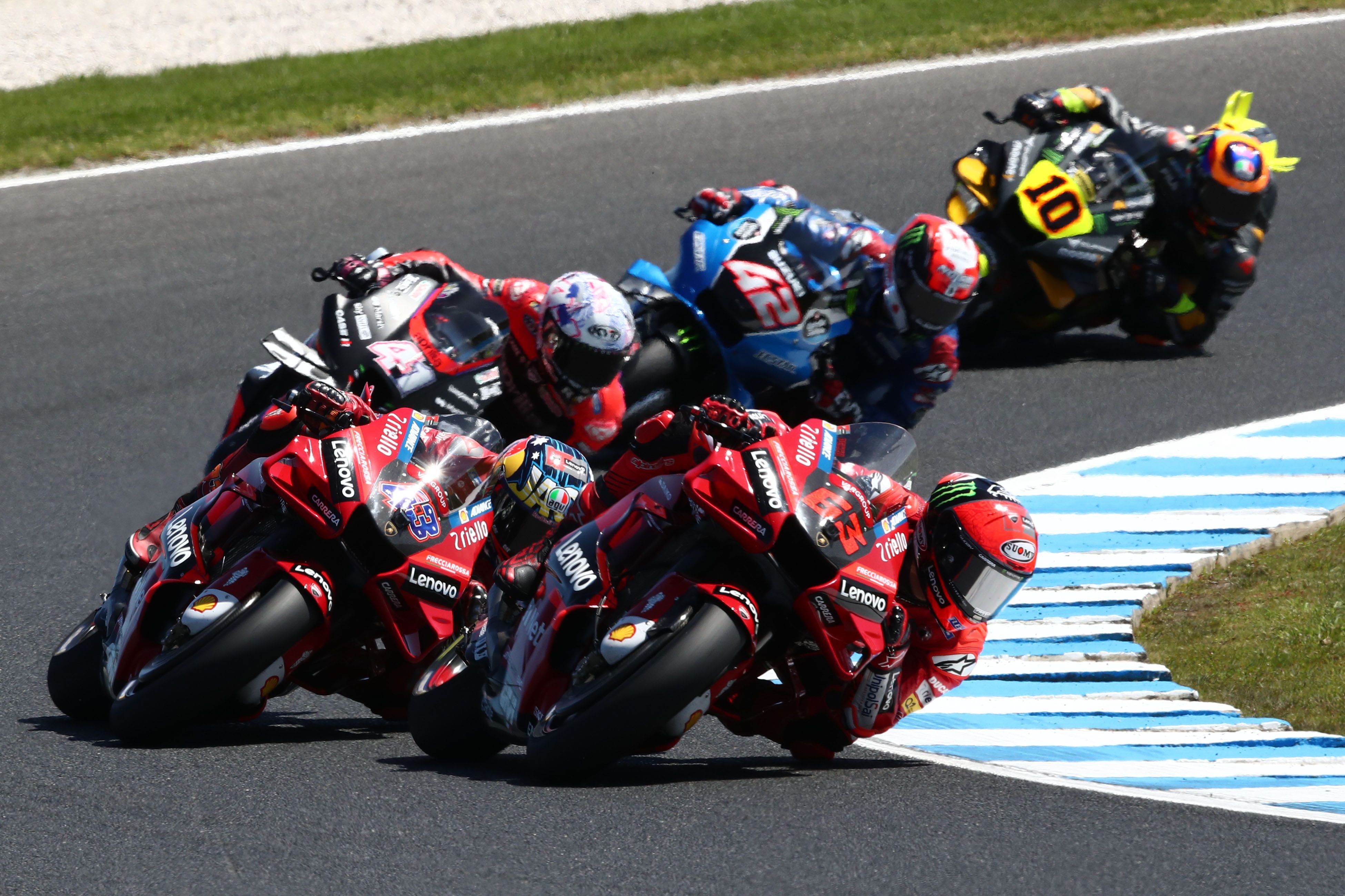 Pecco Bagnaia delante de Jack Miller, Aleix Espargaró, Álex Rins y Luca Marini, MotoGP Australia 2022