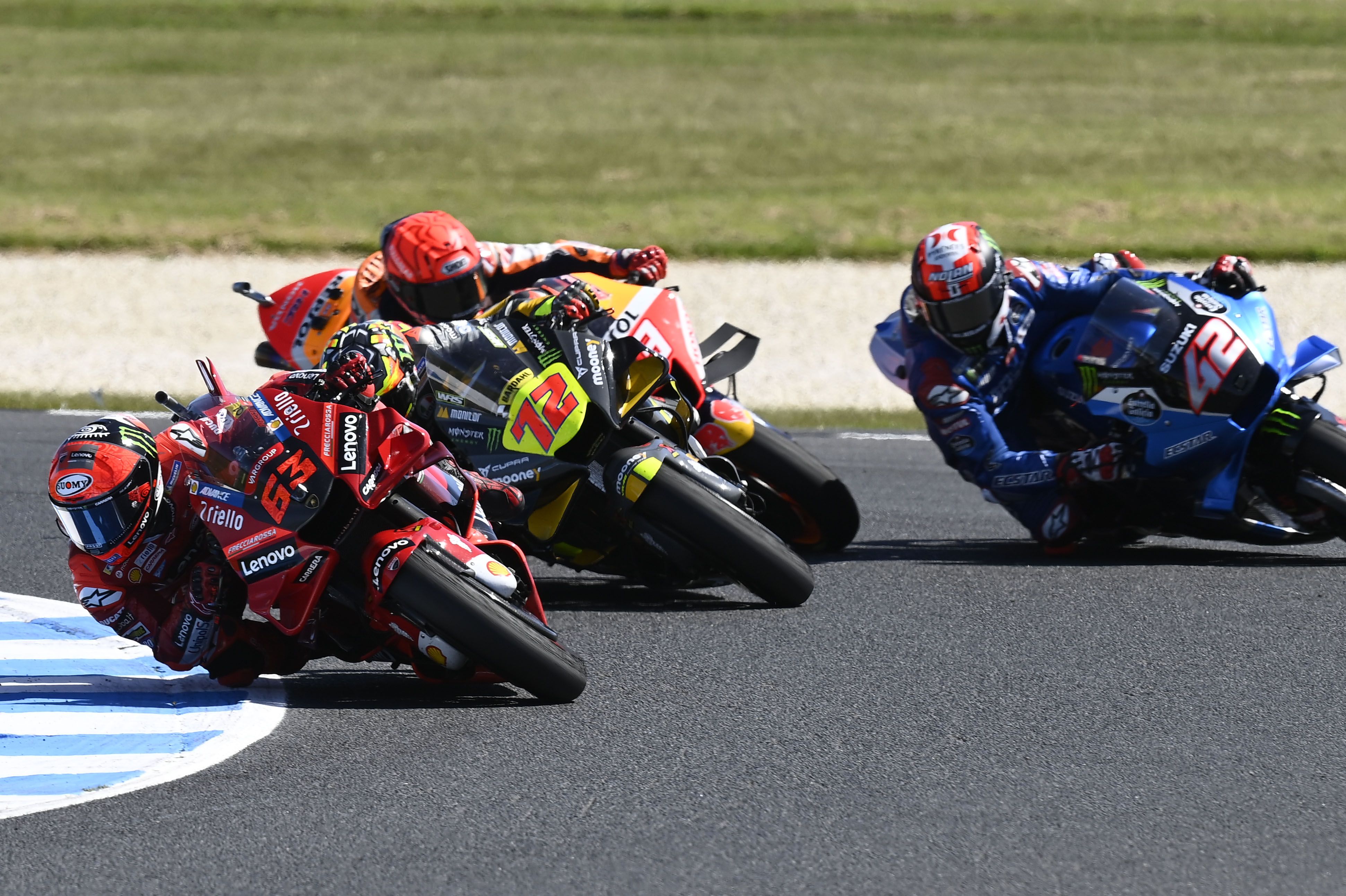 Pecco Bagnaia delante de Marco Bezzecchi y Marc Márquez con Álex Rins por el exterior, MotoGP Australia 2022