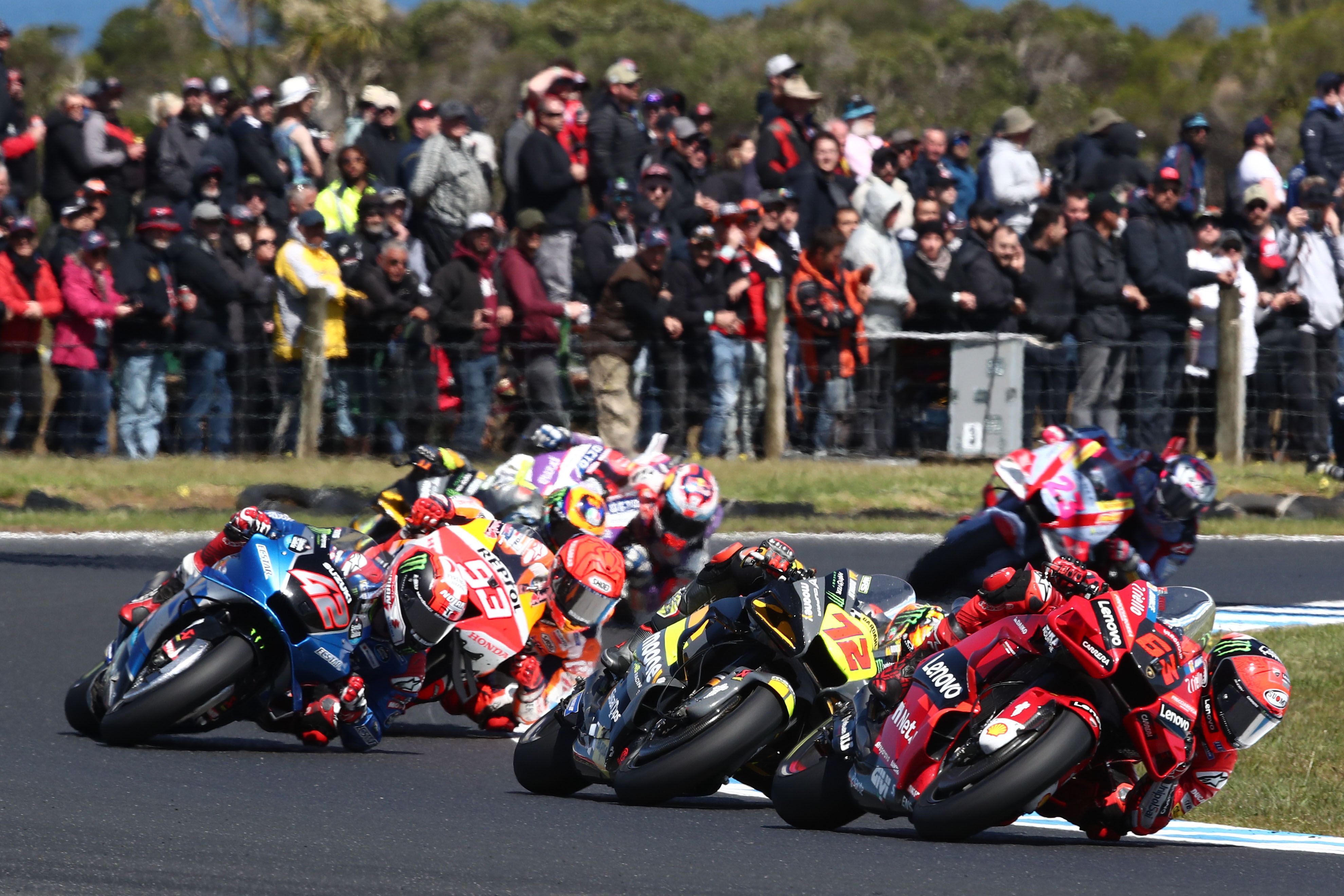 Pecco Bagnaia delante de Marco Bezzecchi, Álex Rins y Marc Márquez, MotoGP Australia 2022