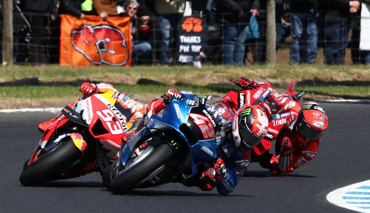 Álex Rins con Marc Márquez y Pecco Bagnaia totalmente pegados Álex Rins con Marc Márquez y Pecco Bagnaia totalmente pegados