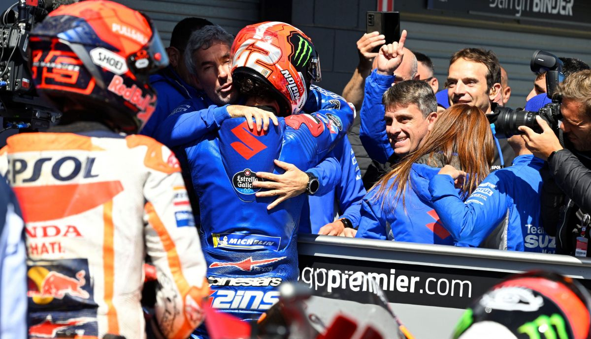 Álex Rins y Suzuki festejan la victoria ante la mirada de Marc Márquez Álex Rins y Suzuki festejan la victoria ante la mirada de Marc Márquez