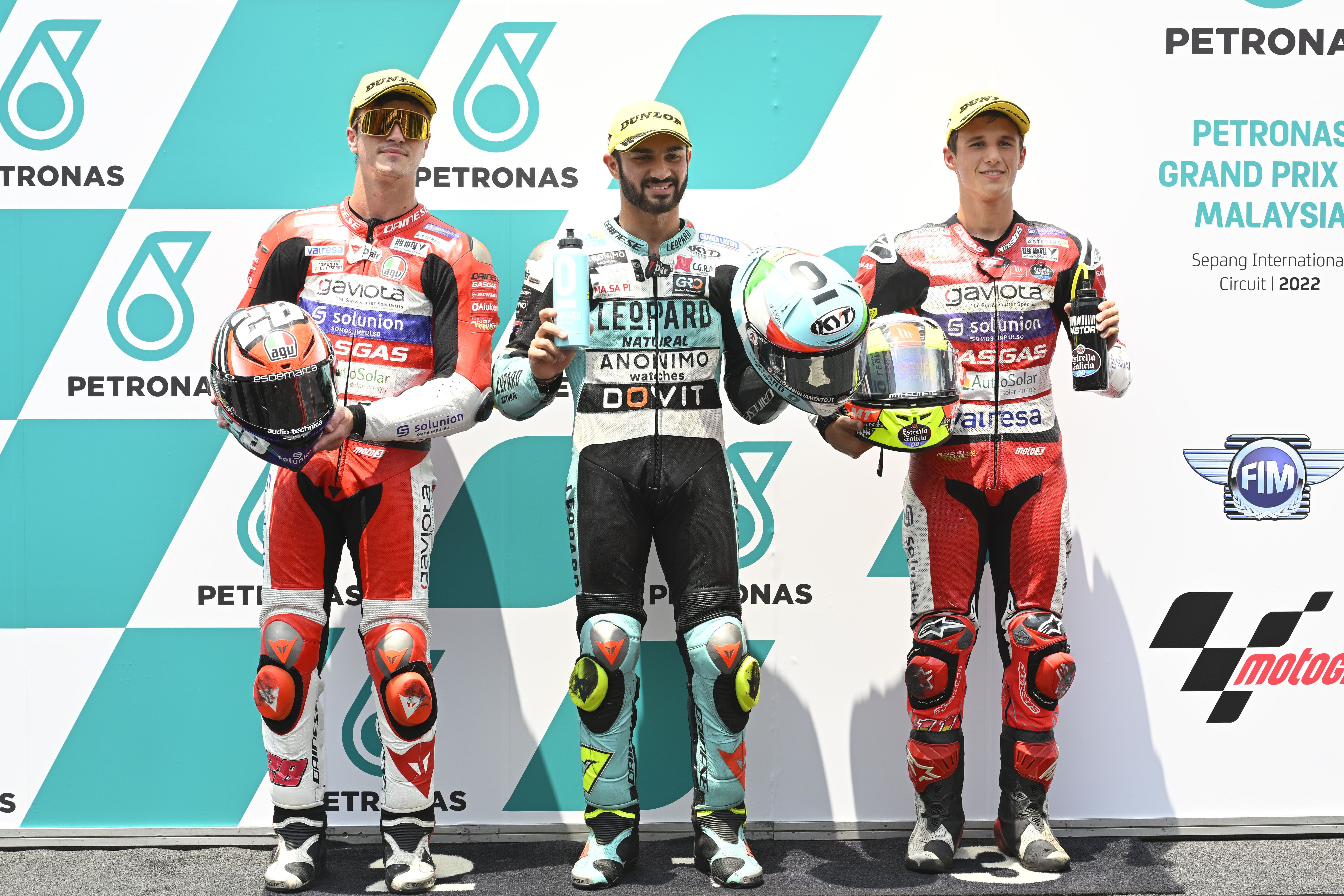 Dennis Foggia celebra la pole de Moto3 entre los españoles Izan Guevara y Sergio García.