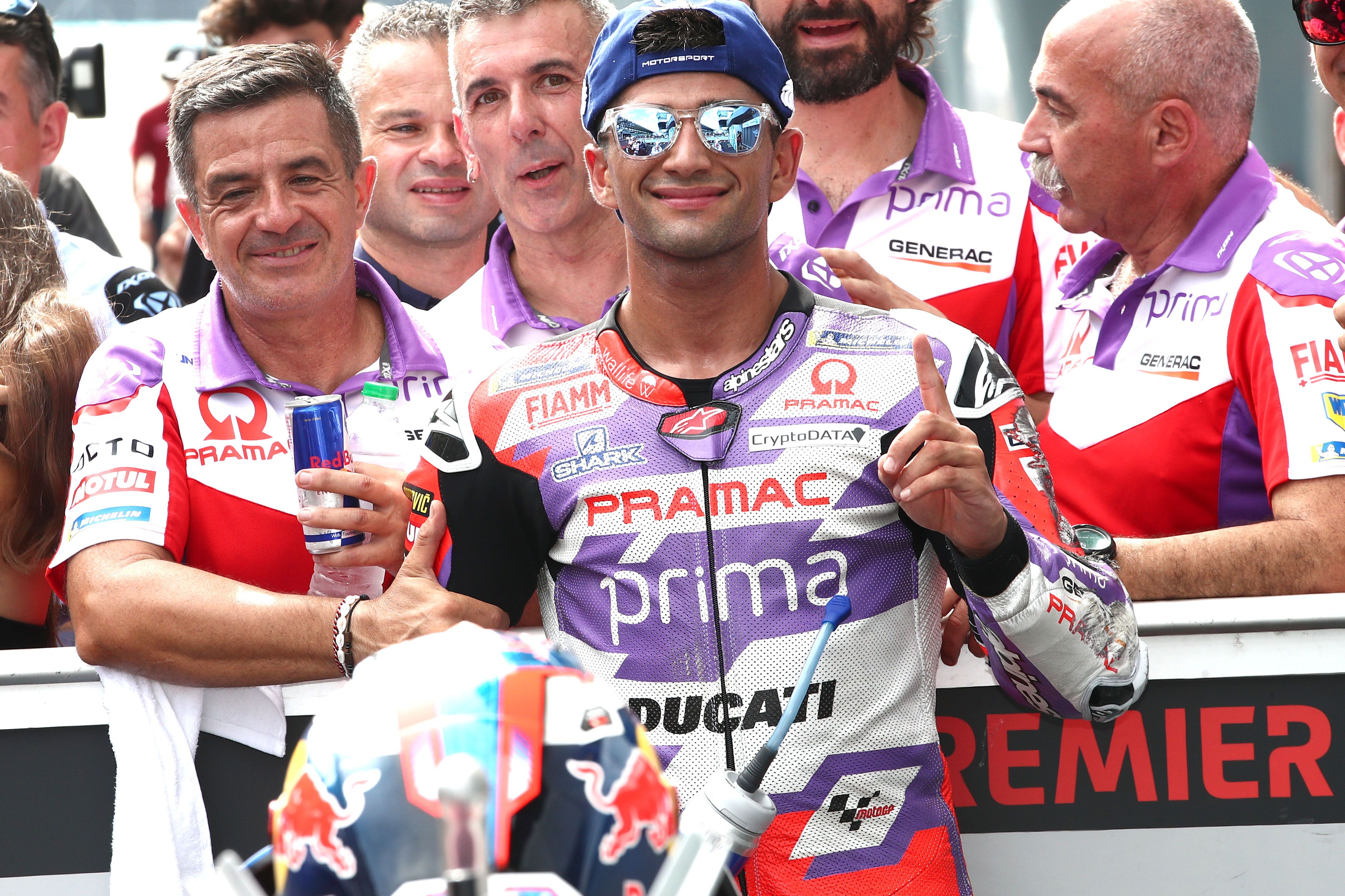 Jorge Martín celebra la pole con su equipo en Malasia.