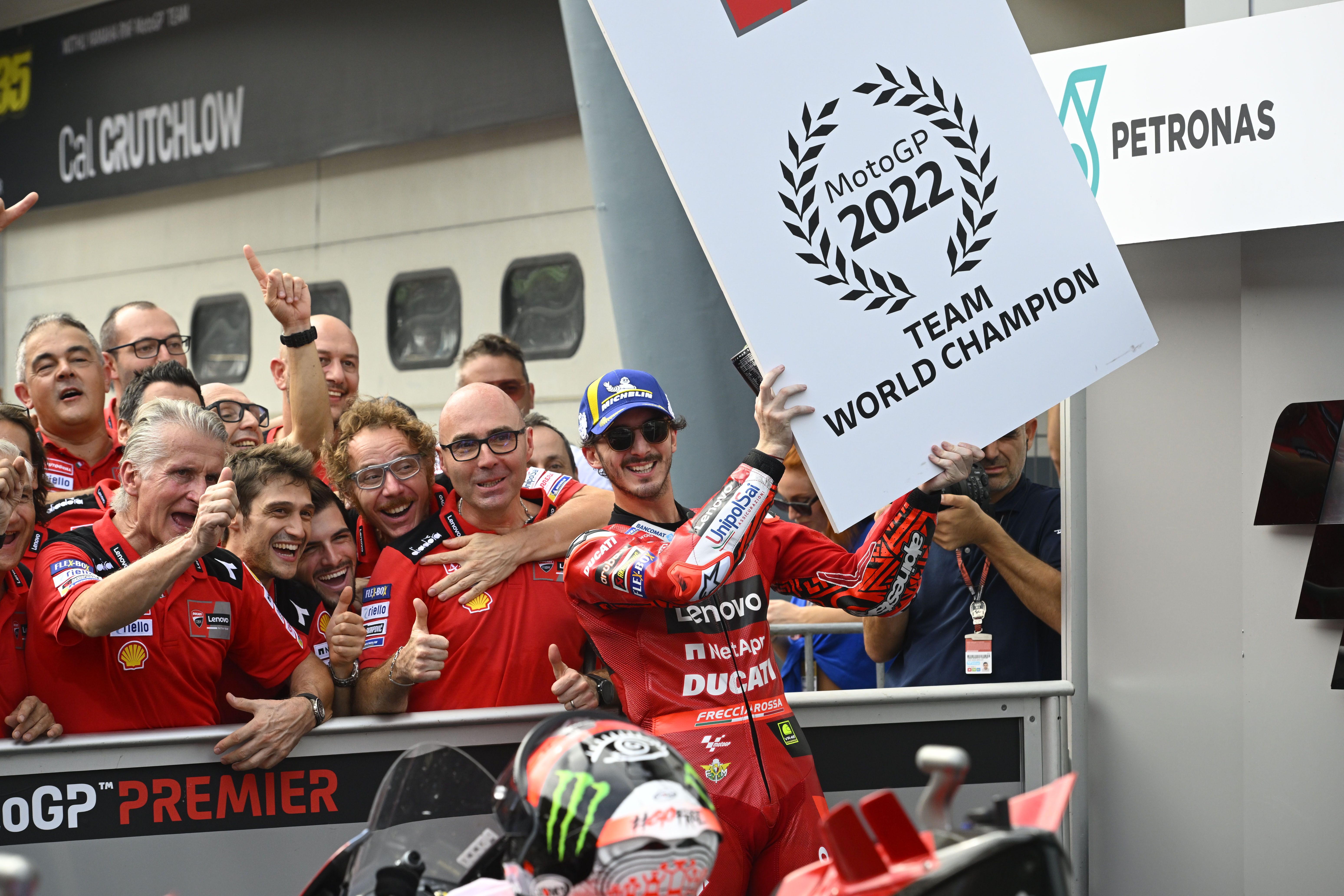 Pecco Bagnaia celebra su victoria en Malasia junto a su equipo.
