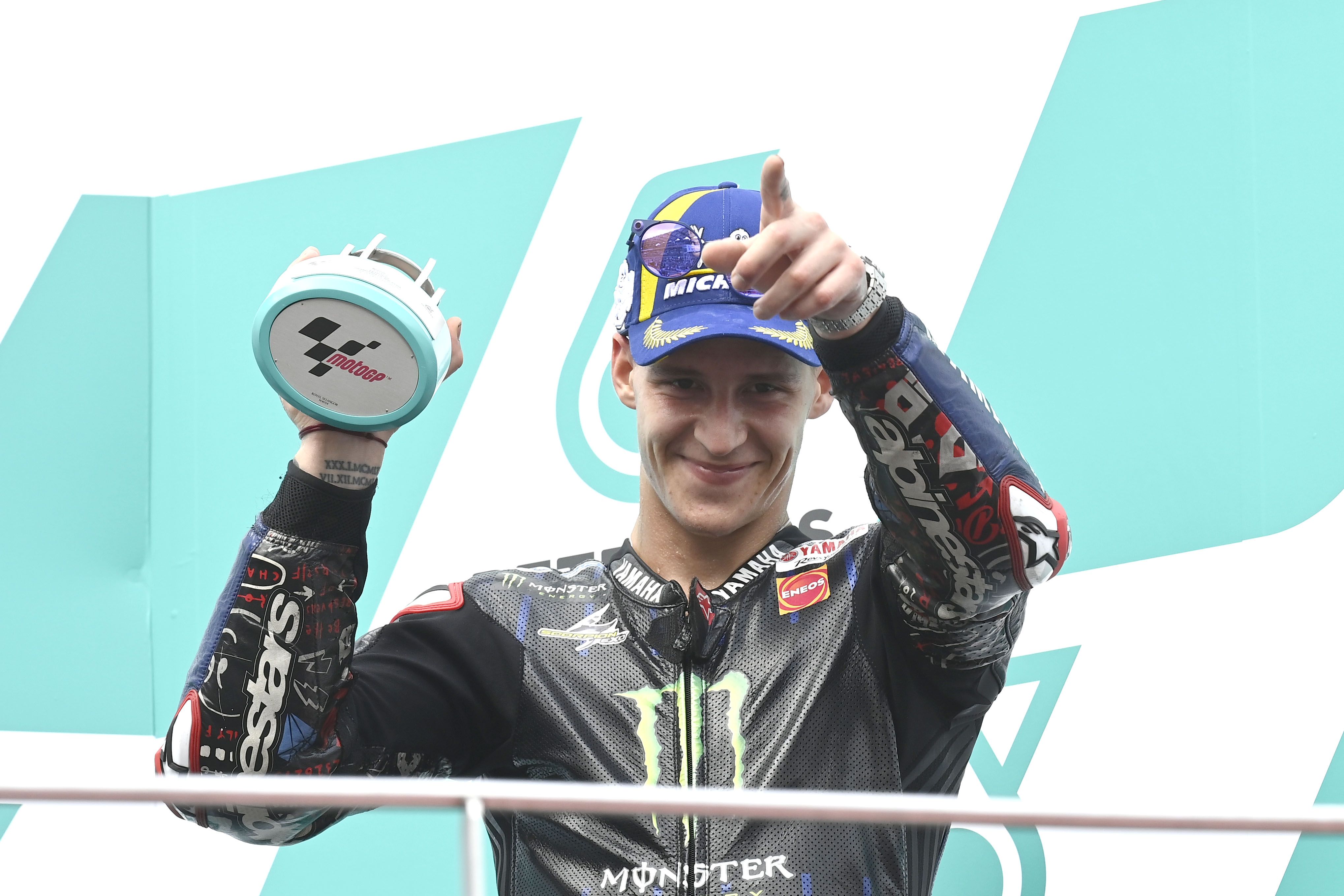 Fabio Quartararo celebra en el podio su tercera posición de Malasia.
