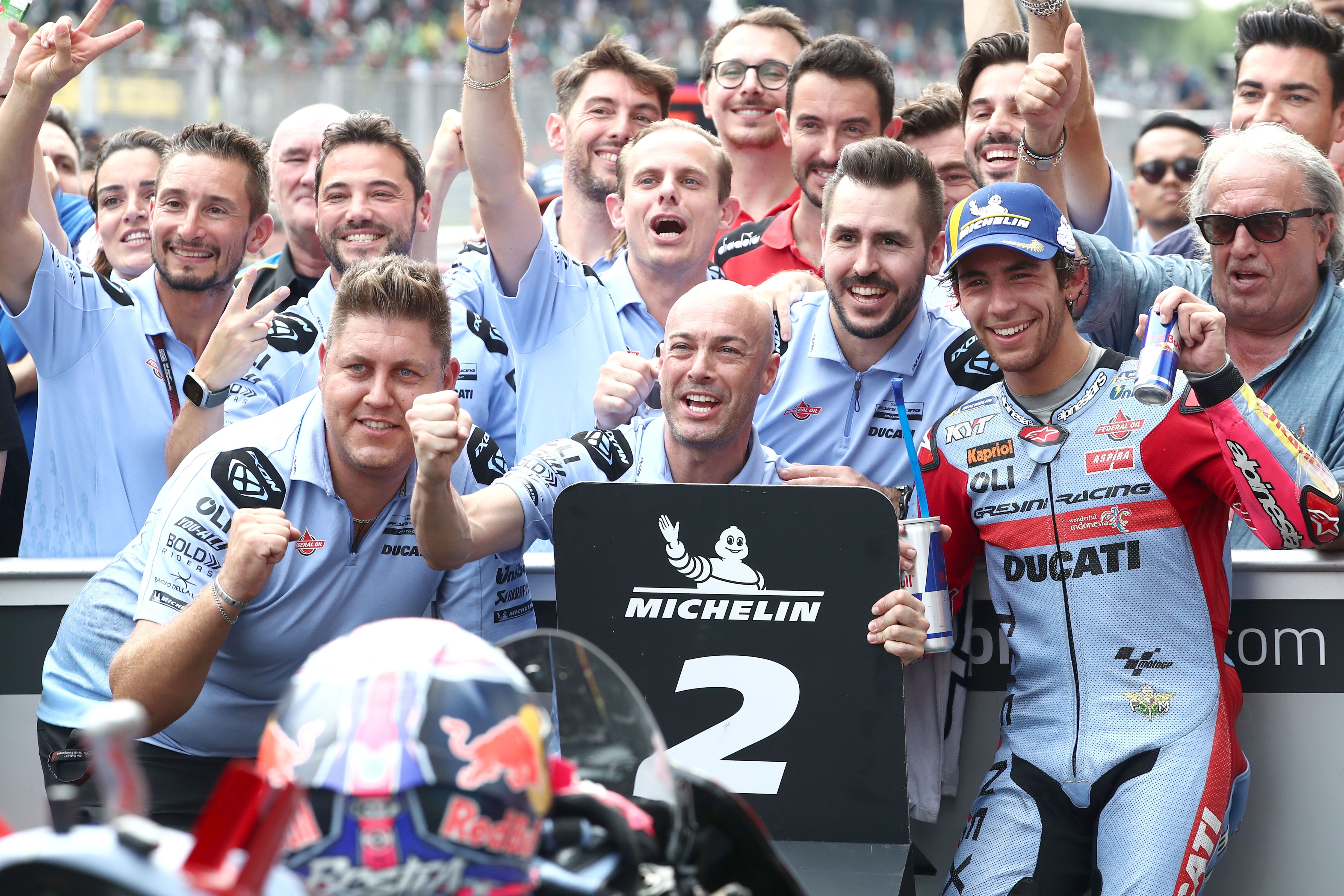 Enea Bastianini celebra el podio con su equipo Gresini Racing.