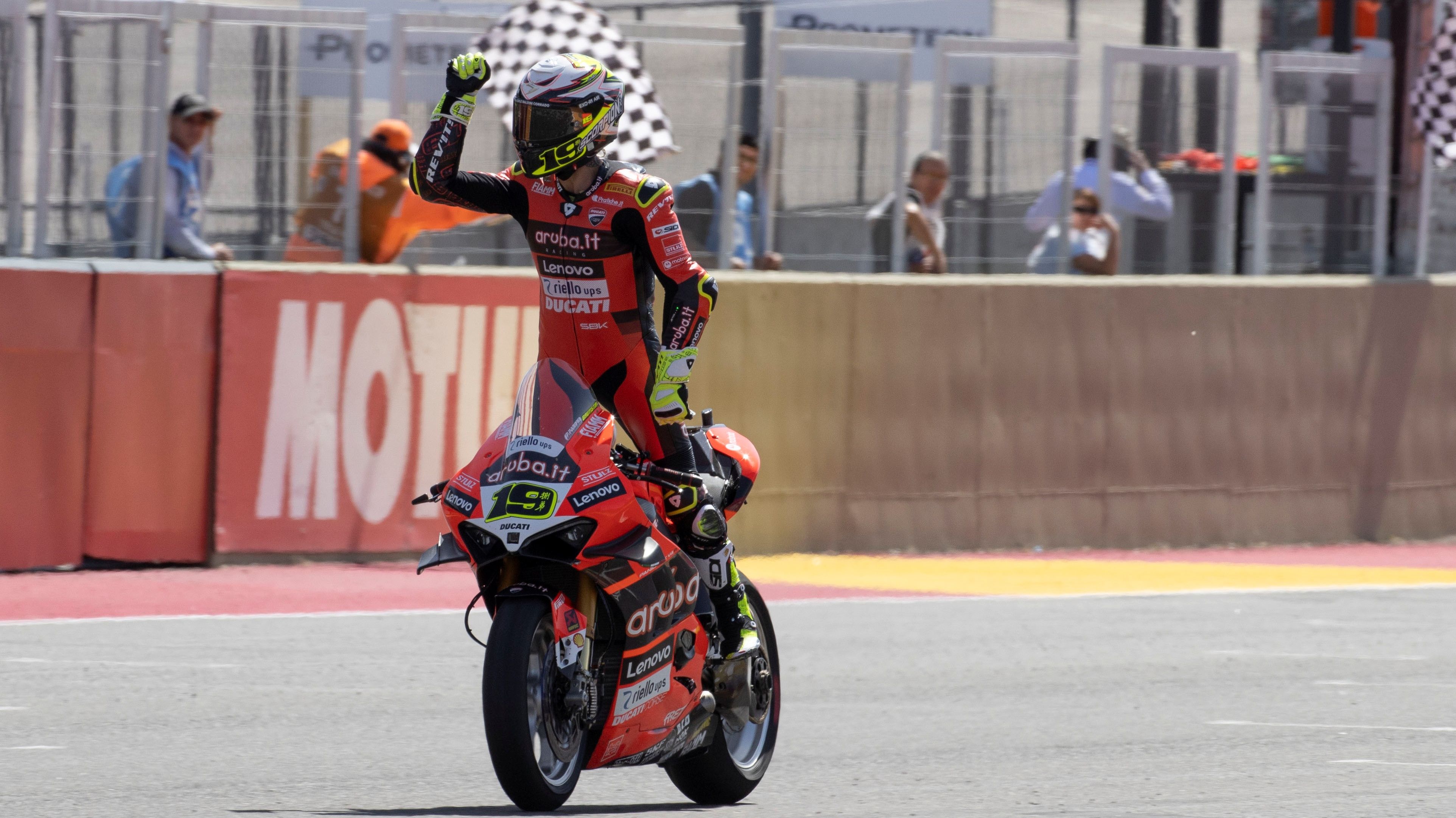 Álvaro Bautista se lleva las dos victorias en las carreras largas de Argentina