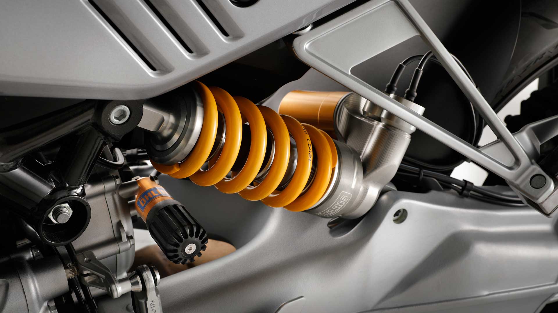 Moto Guzzi V 100 Estudio Detalles (6)