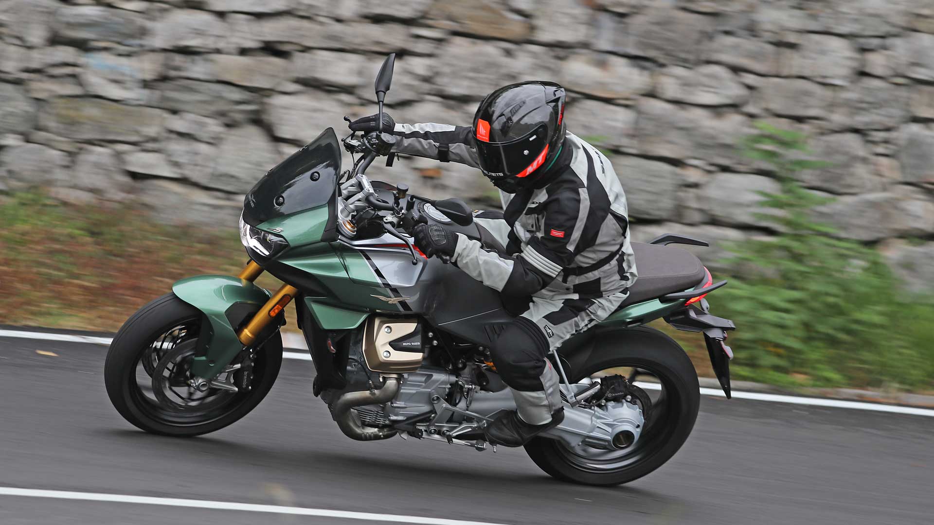 Moto Guzzi V 100 Mandello accion (16)