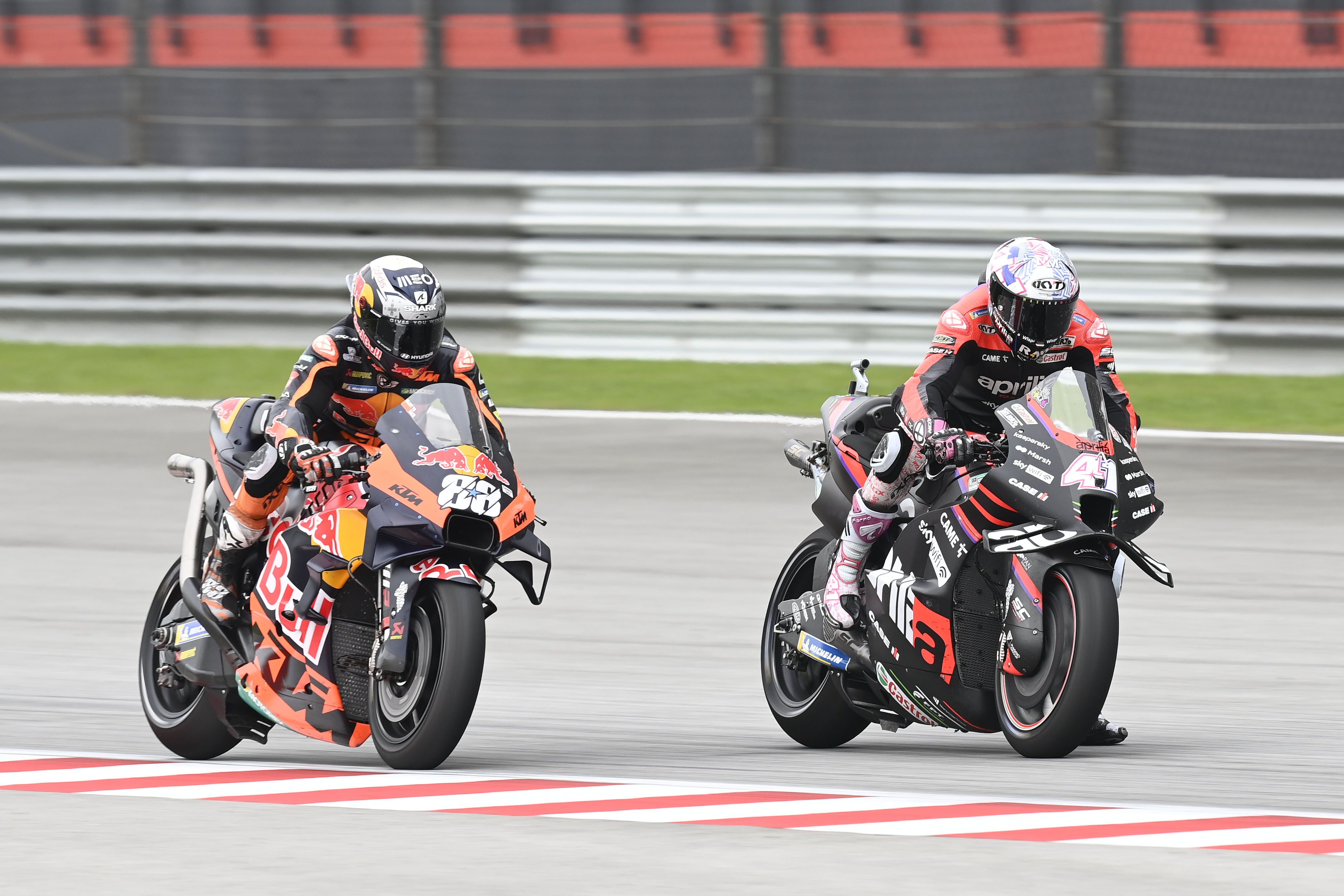 Aleix Espargaró frena por el interior de Miguel Oliveira, MotoGP Malasia 2022