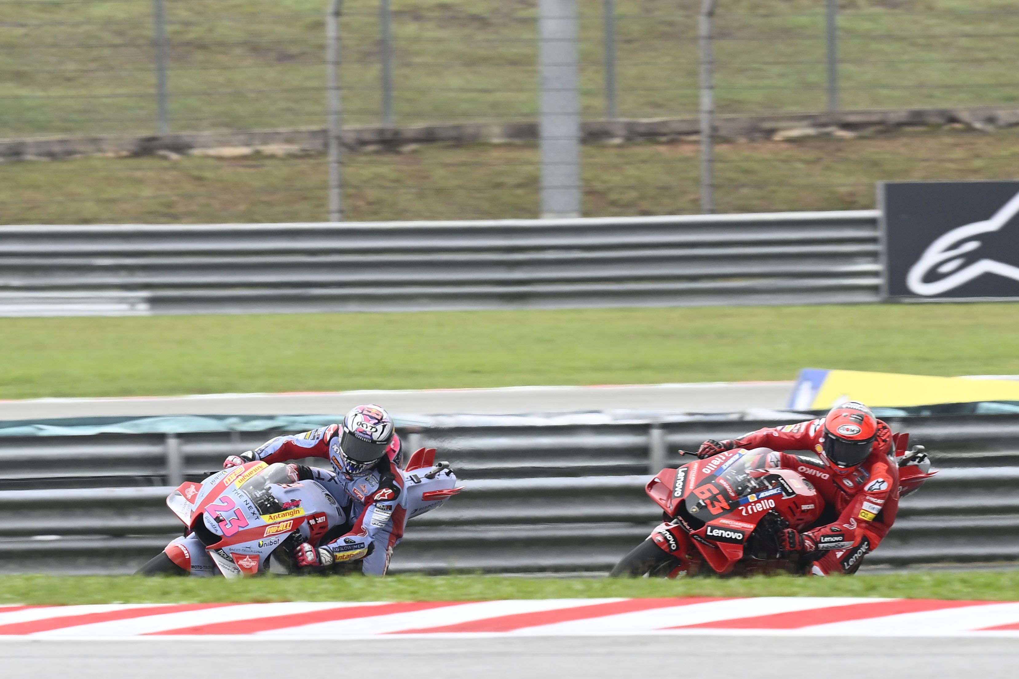 Enea Bastianini y Pecco Bagnaia trazando una curva, MotoGP Malasia 2022