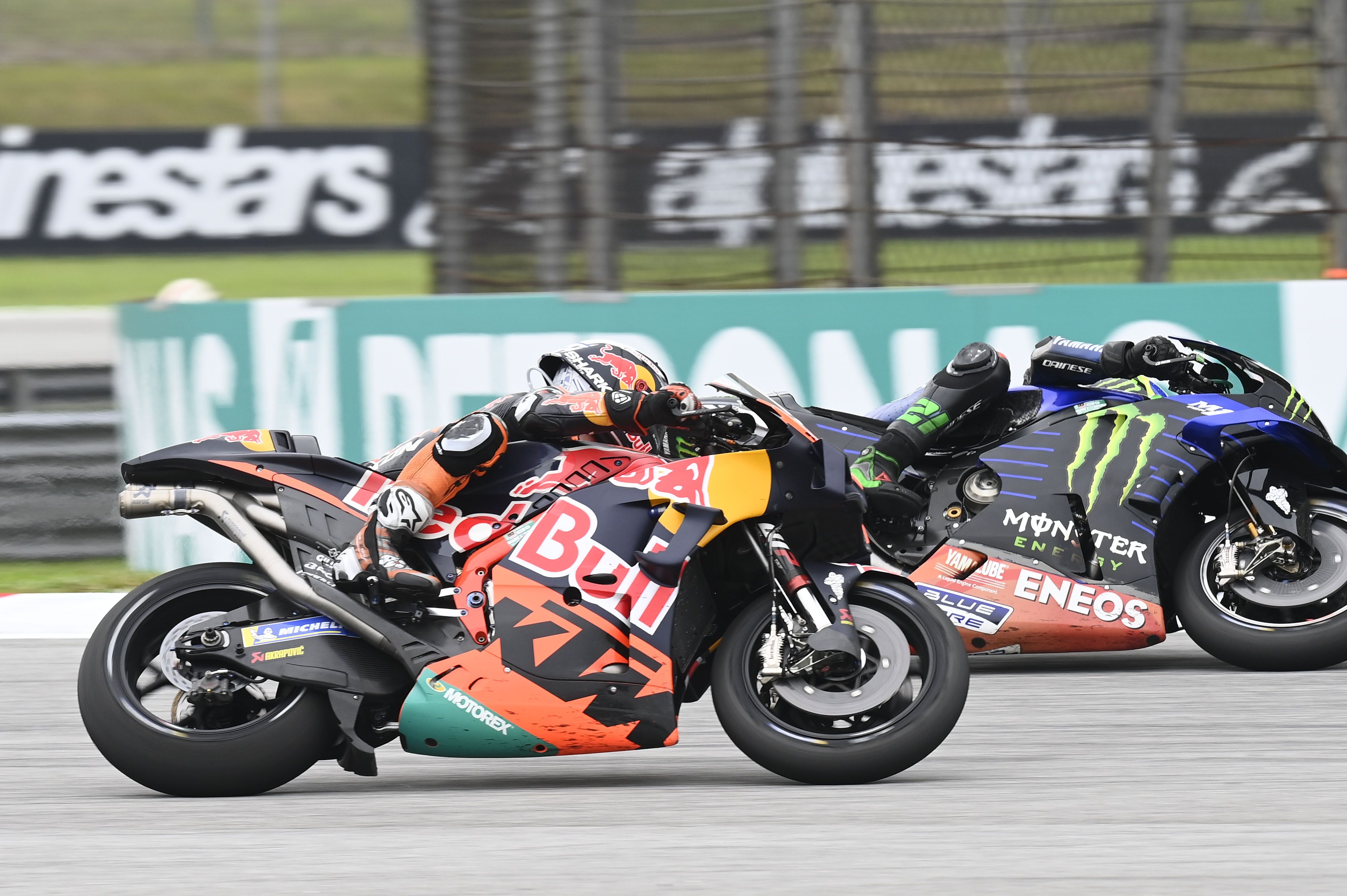 Franco Morbidelli por el interior de Miguel Oliveira, MotoGP Malasia 2022