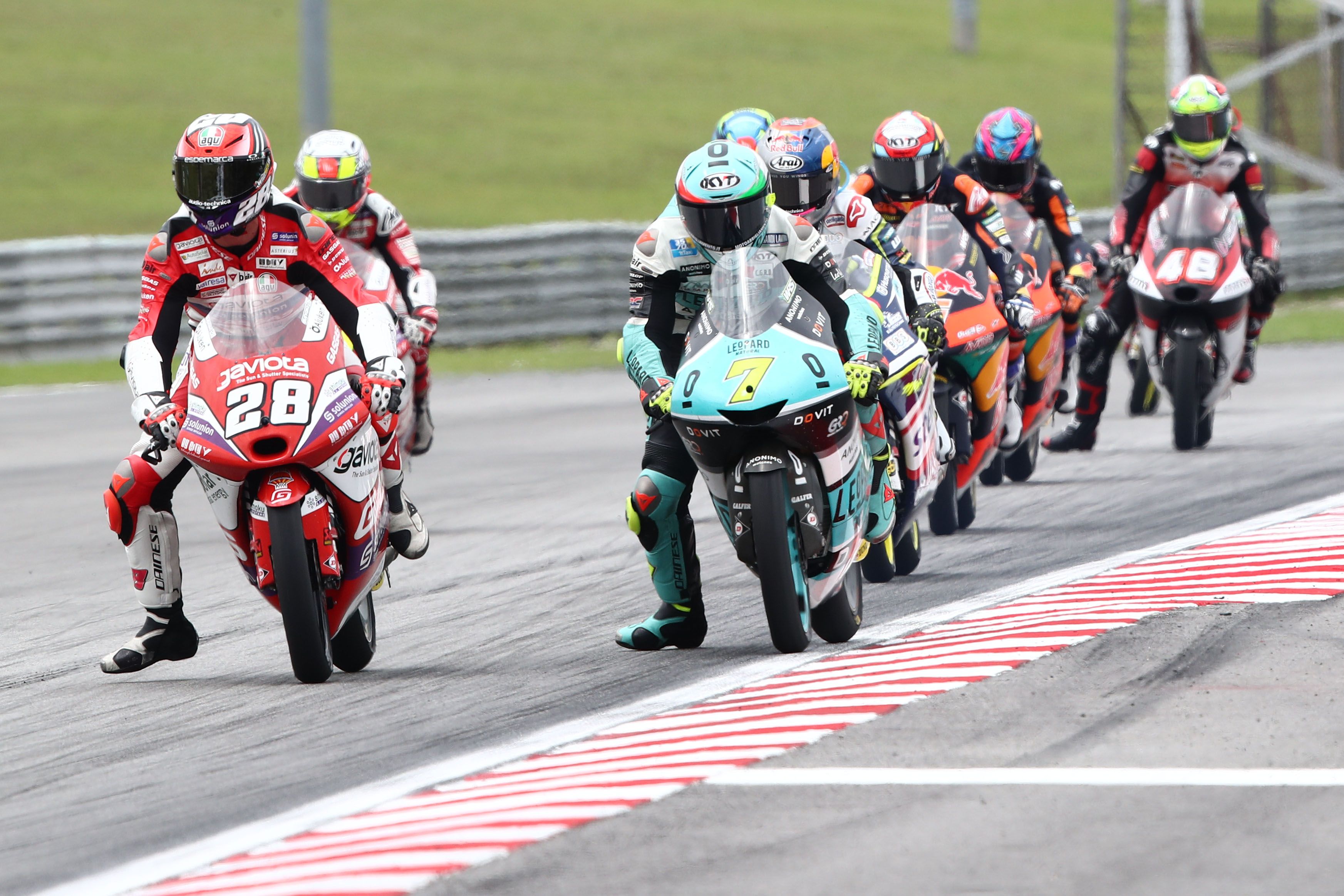 Izan Guevara frena en paralelo a Dennis Foggia, Moto3 Malasia 2022
