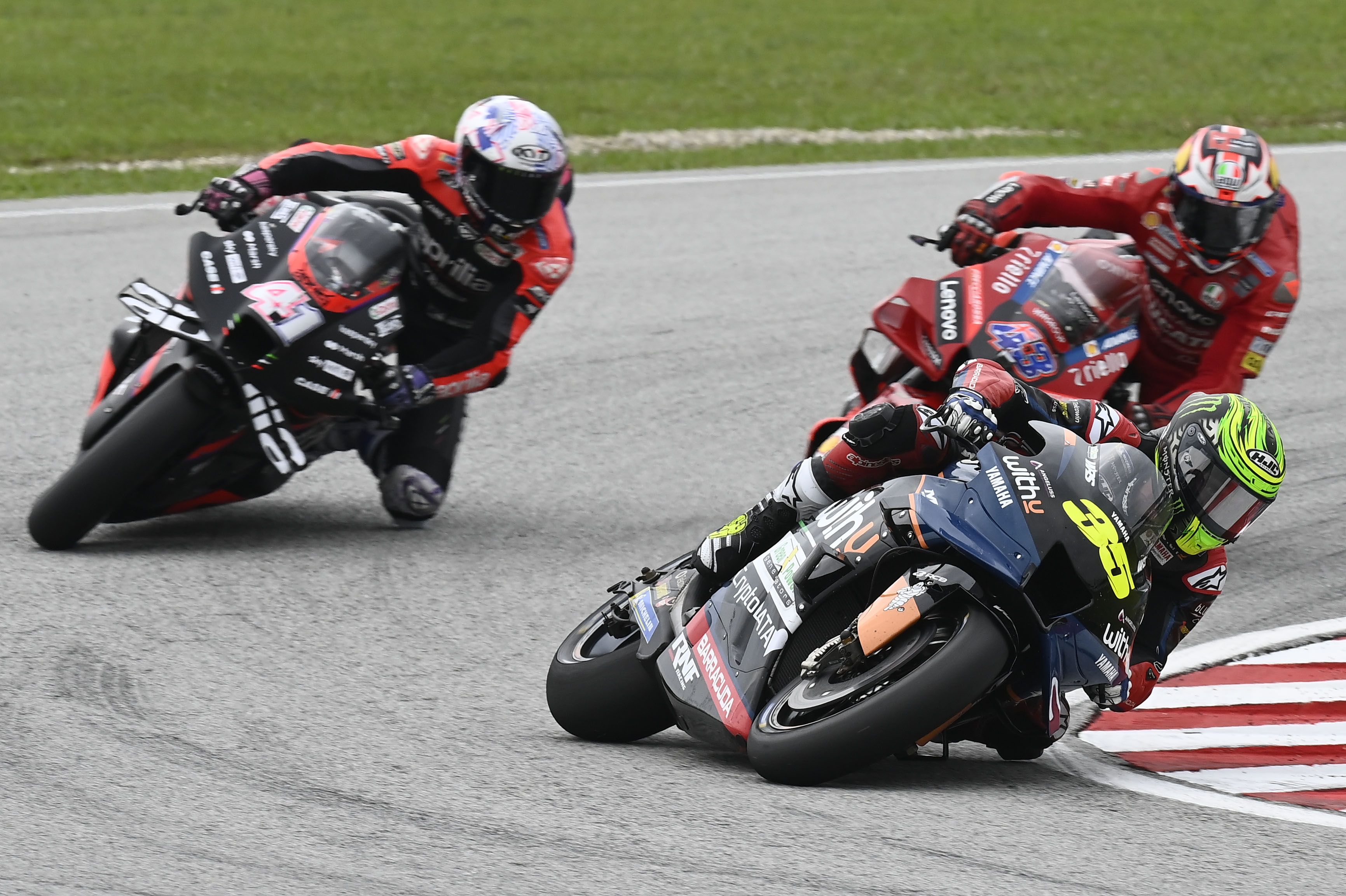 Jack Miller se cuela a Aleix Espargaró a la espalda de Cal Crutchlow, MotoGP Malasia 2022