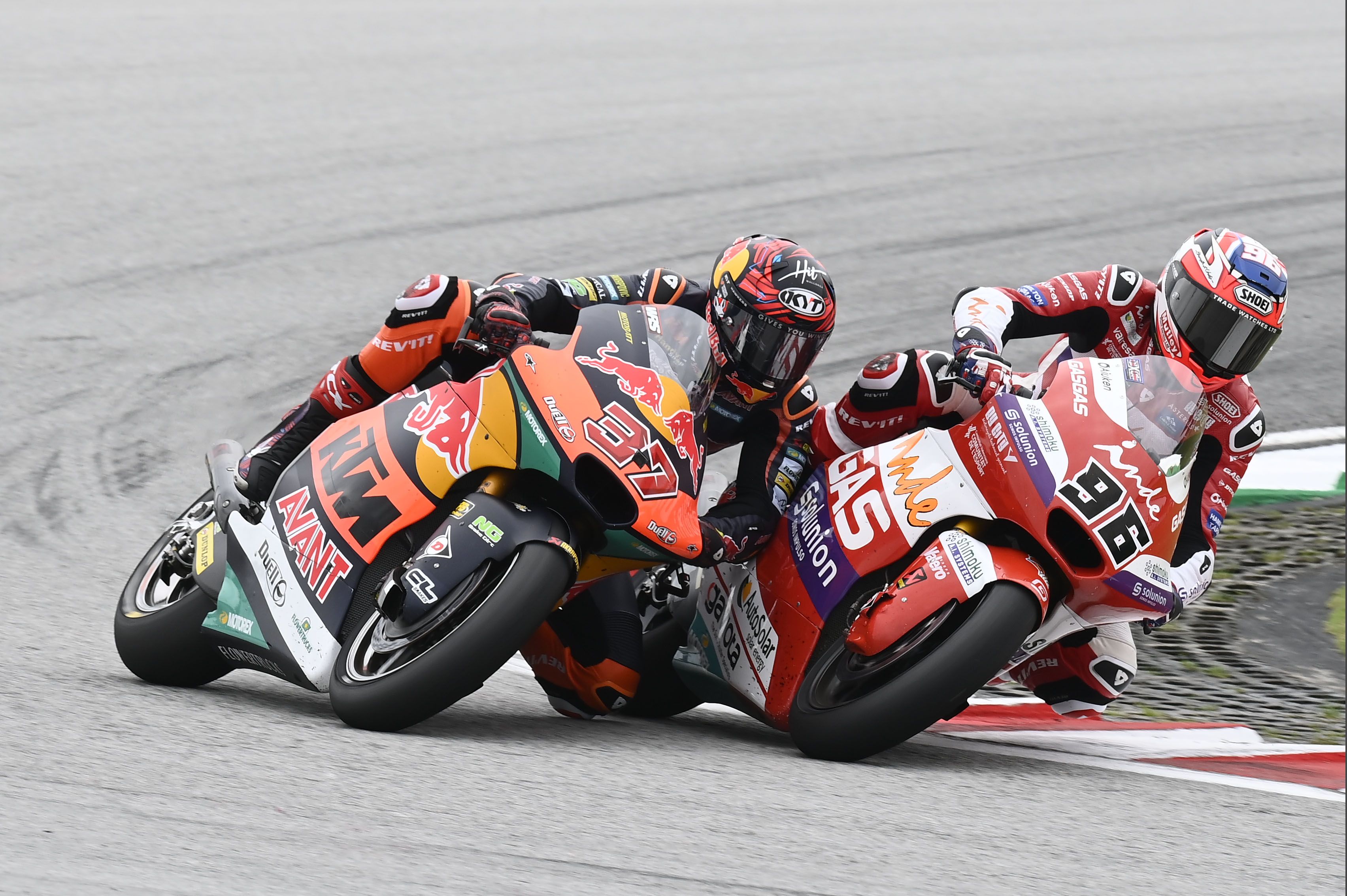 Jake Dixon se mete por el interior de Augusto Fernández, Moto2 Malasia 2022