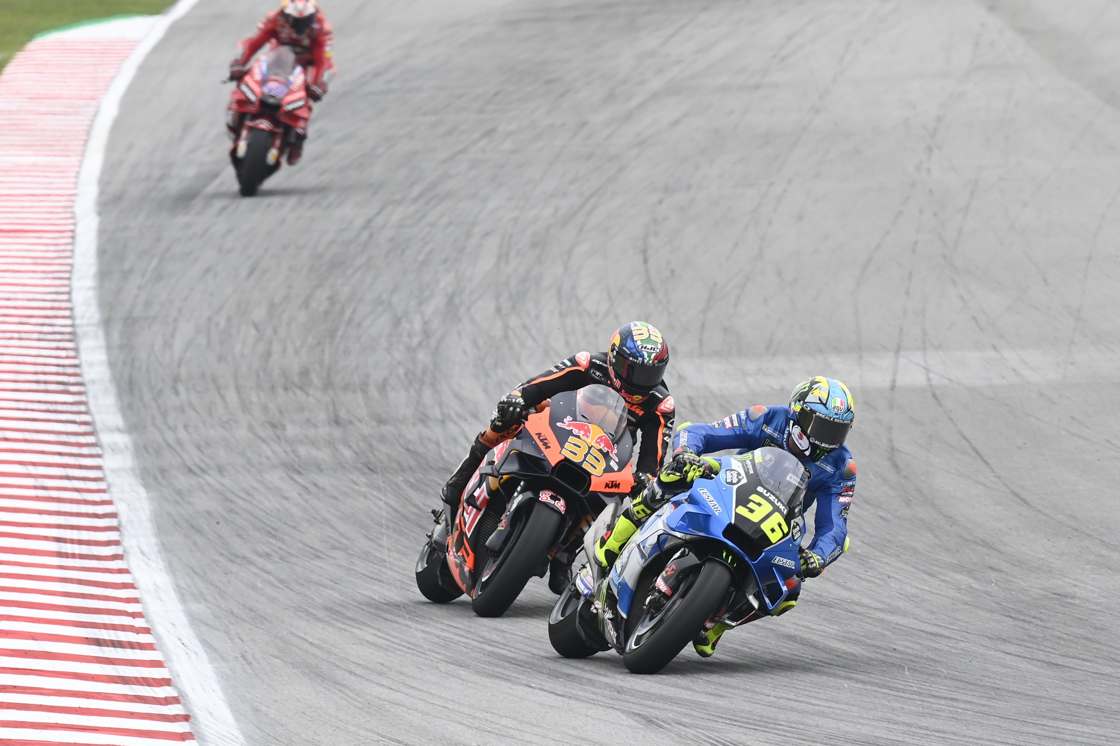 Joan Mir con Brad Binder pegado a él, MotoGP Malasia 2022