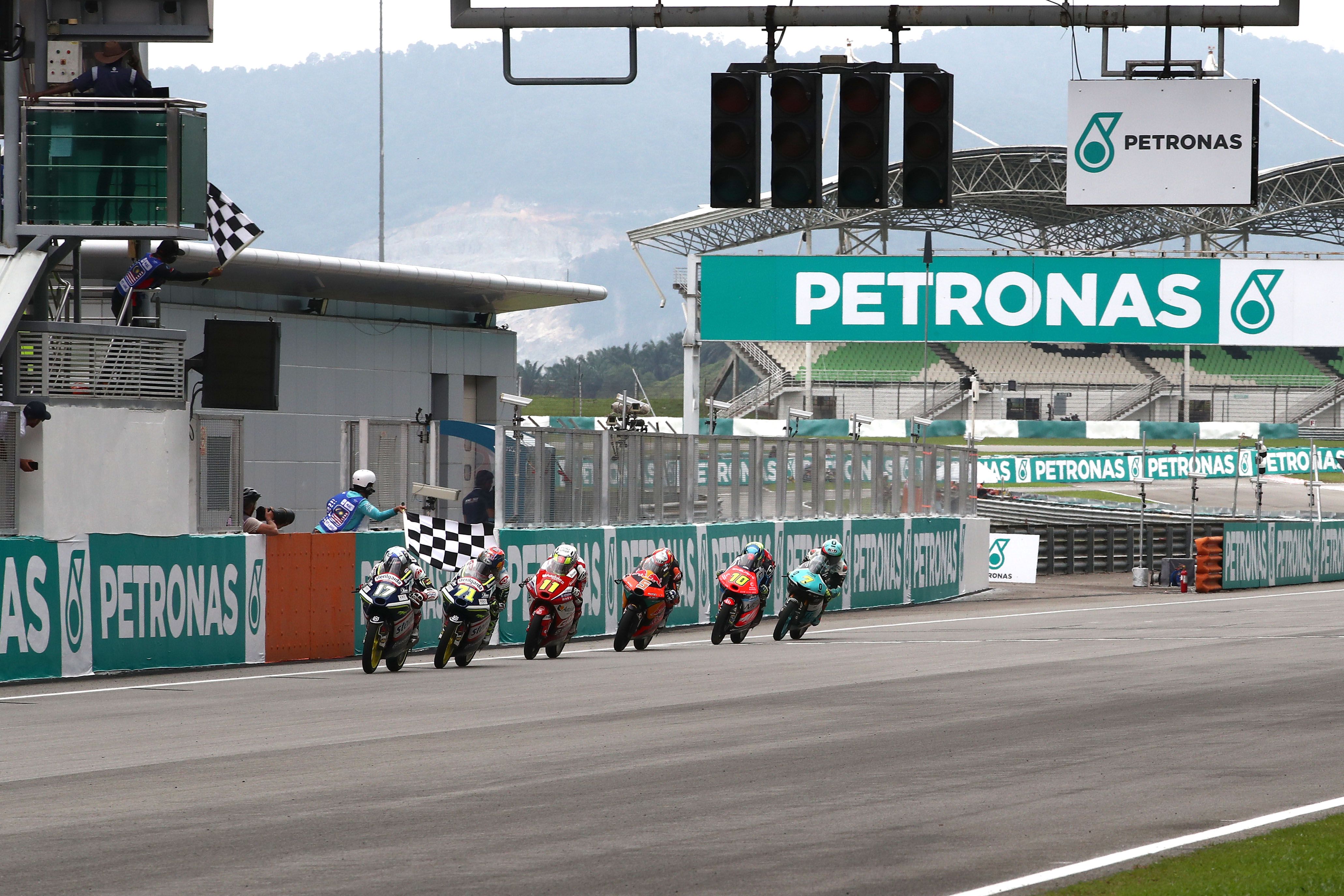 John McPhee vence ante Ayumu Sasaki, Sergio García, Jaume Masià, Diogo Moreira y Dennis Foggia, Moto3 Malasia 2022