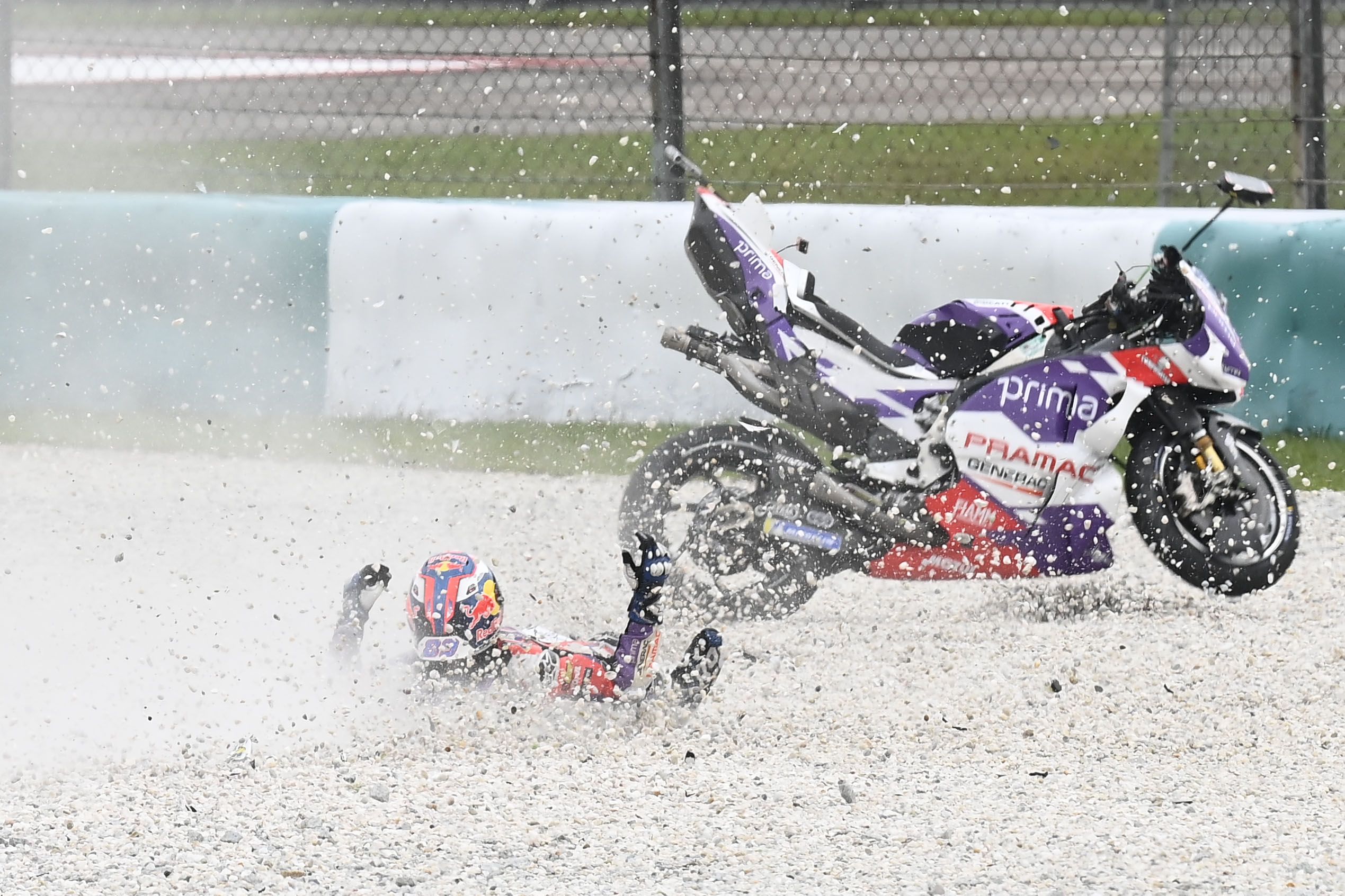 Jorge Martín se va por los suelos cuando lideraba, MotoGP Malasia 2022