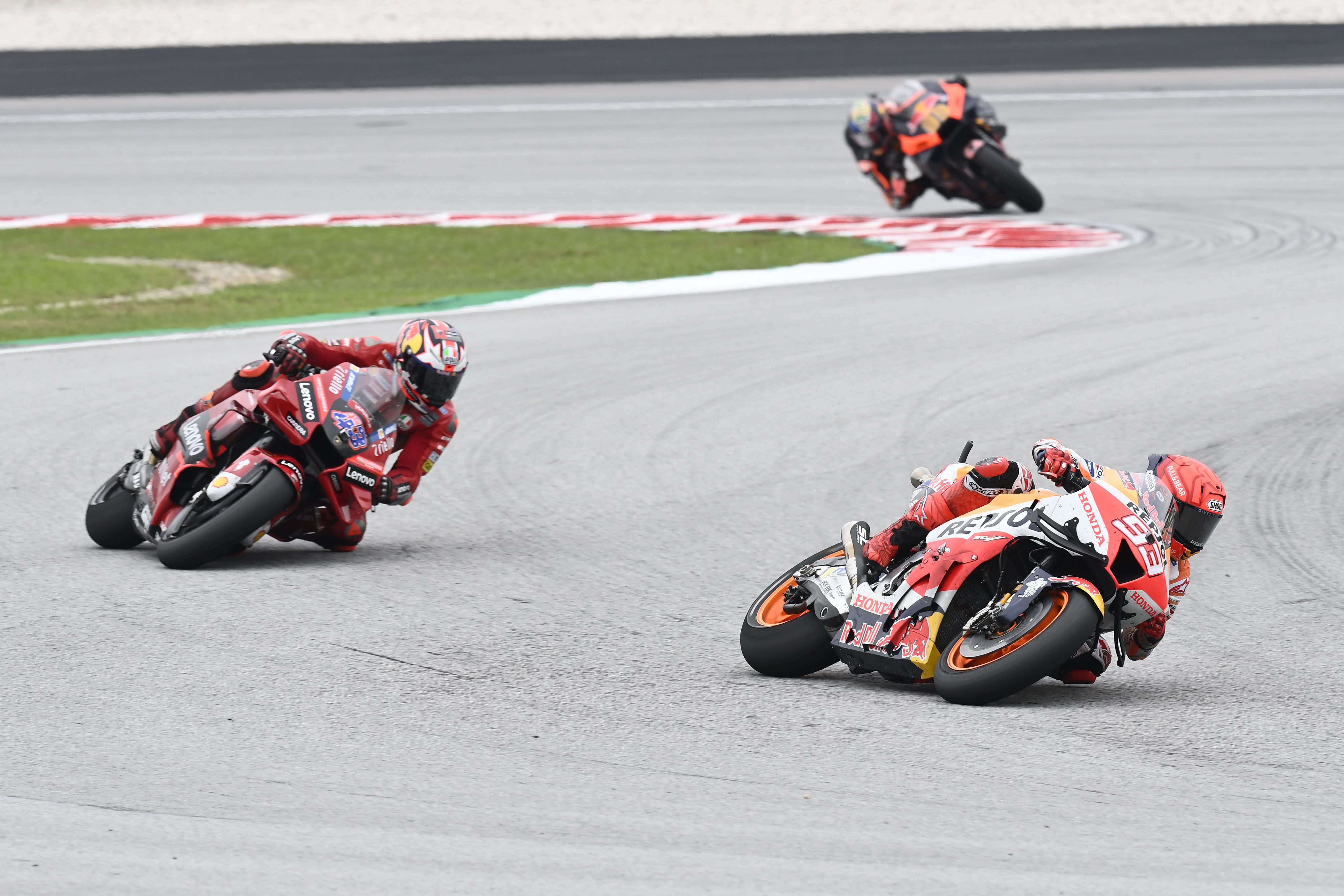 Marc Márquez perseguido por Jack Miller, MotoGP Malasia 2022