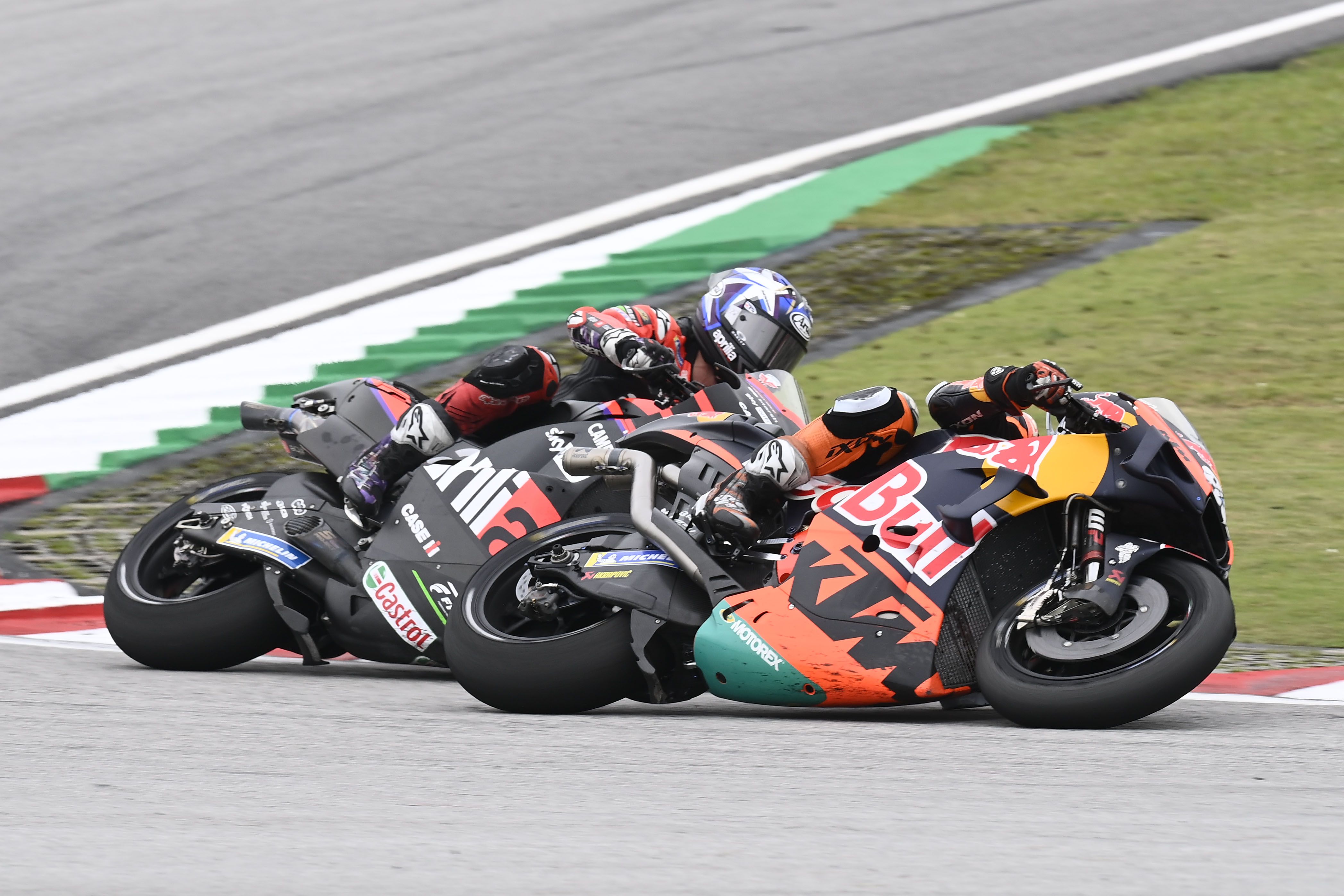 Maverick Viñales busca el interior de Miguel Oliveira, MotoGP Malasia 2022