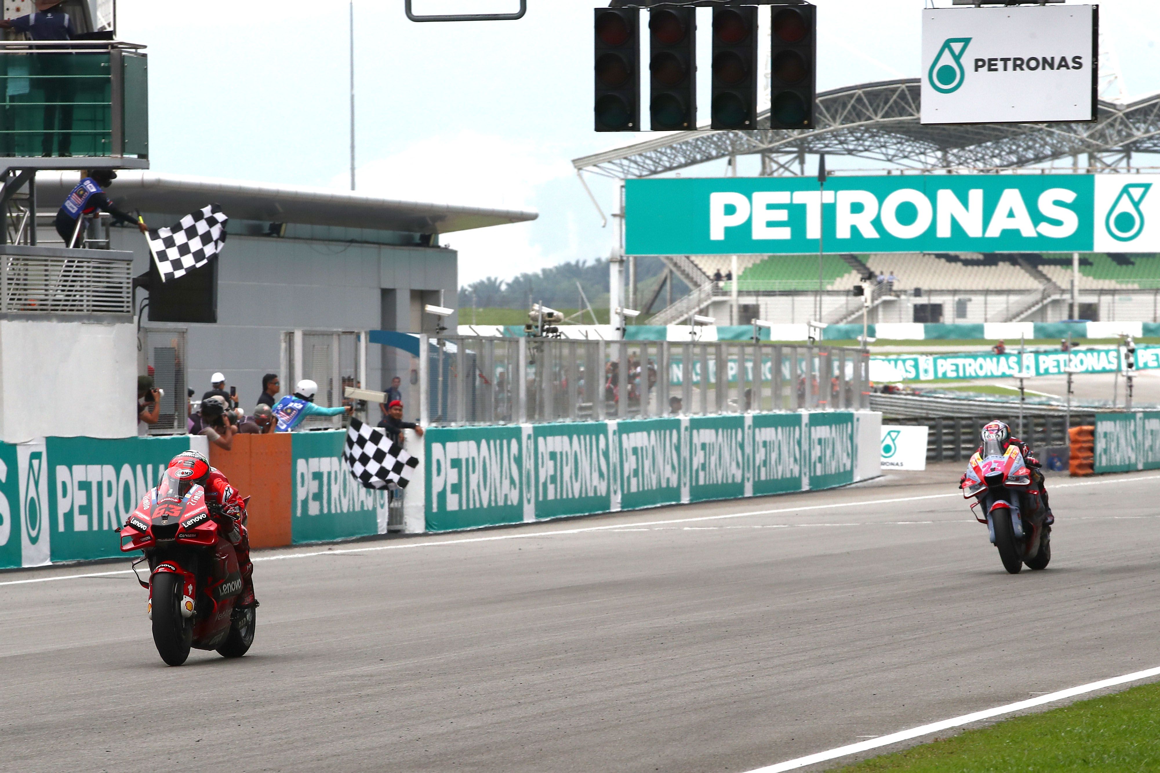 Pecco Bagnaia cruza la meta como ganador ante Enea Bastianini, MotoGP Malasia 2022