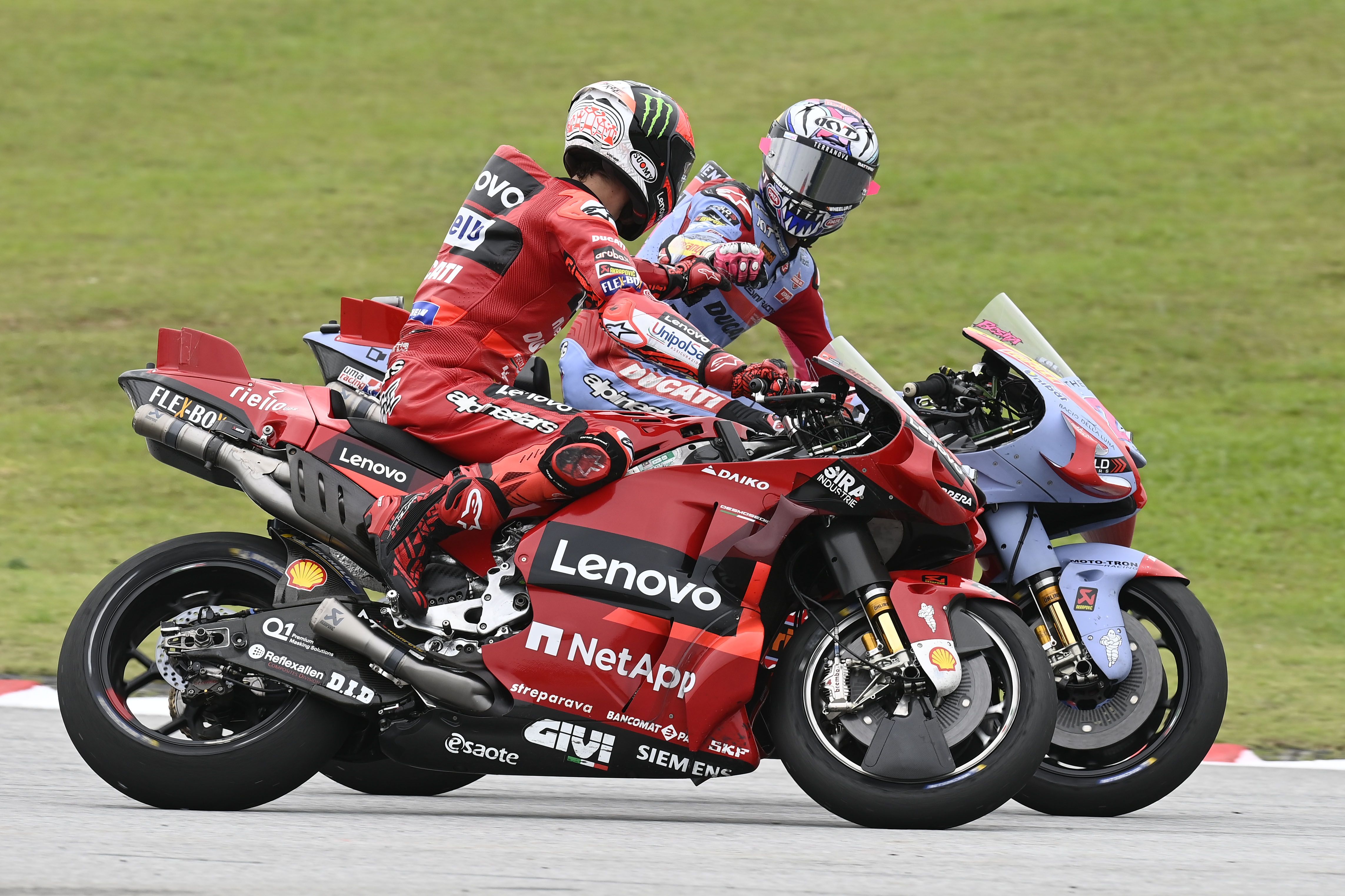 Pecco Bagnaia y Enea Bastianini se saludan tras la carrera, MotoGP Malasia 2022