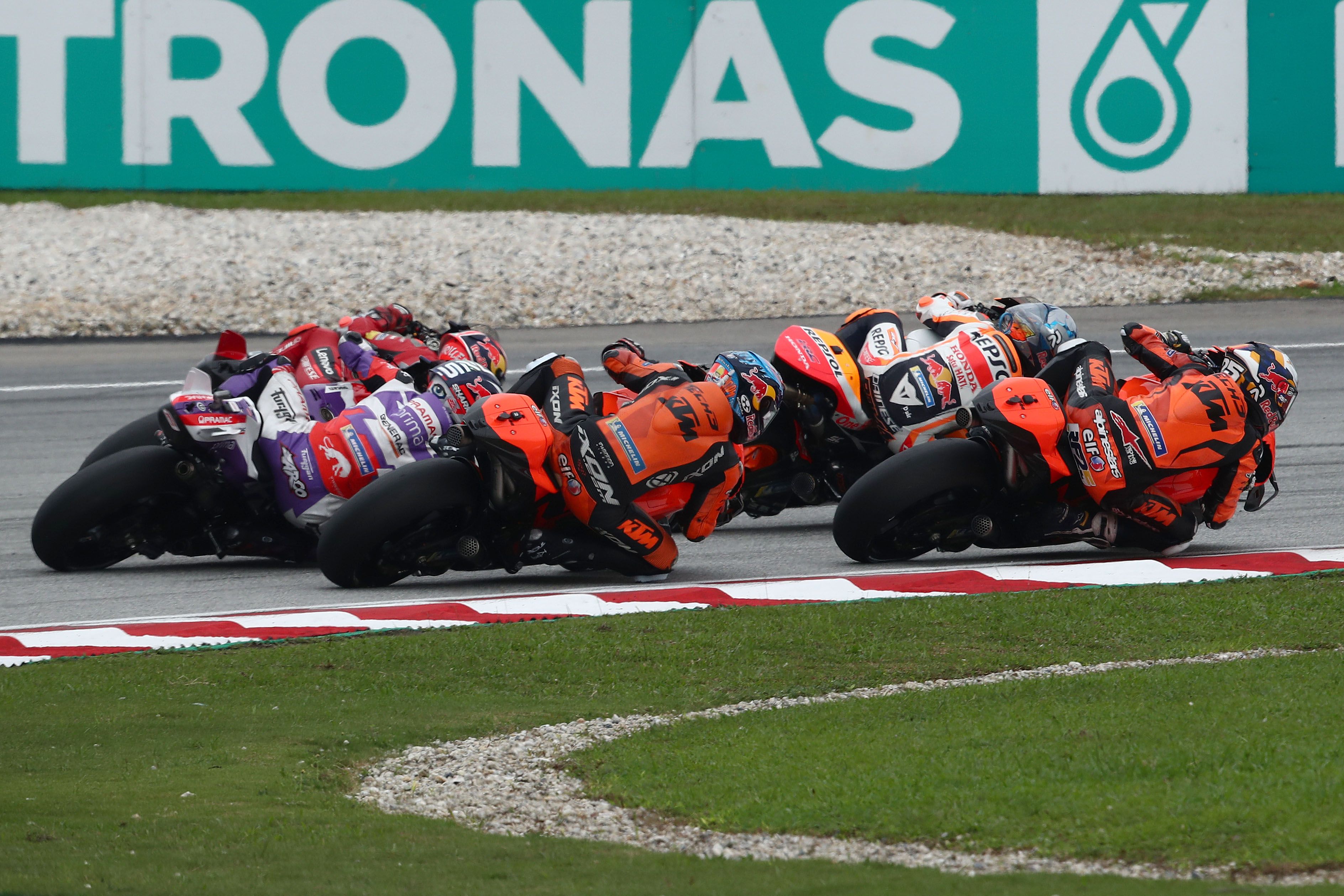 Raúl Fernández se cuela a Pol Espargaró delante de Remy Gardner, Jack Miller y Johann Zarco, MotoGP Malasia 2022