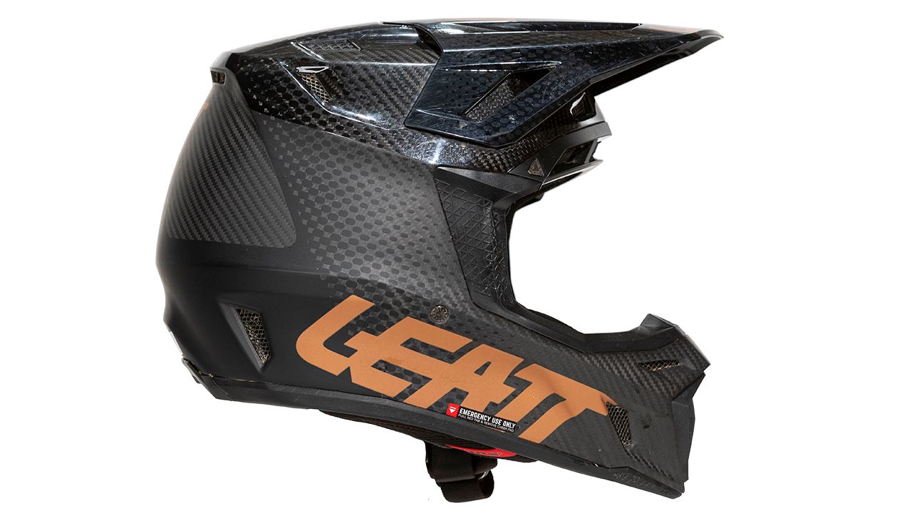 Leatt Moto 9 5 Carbon V22 (1)