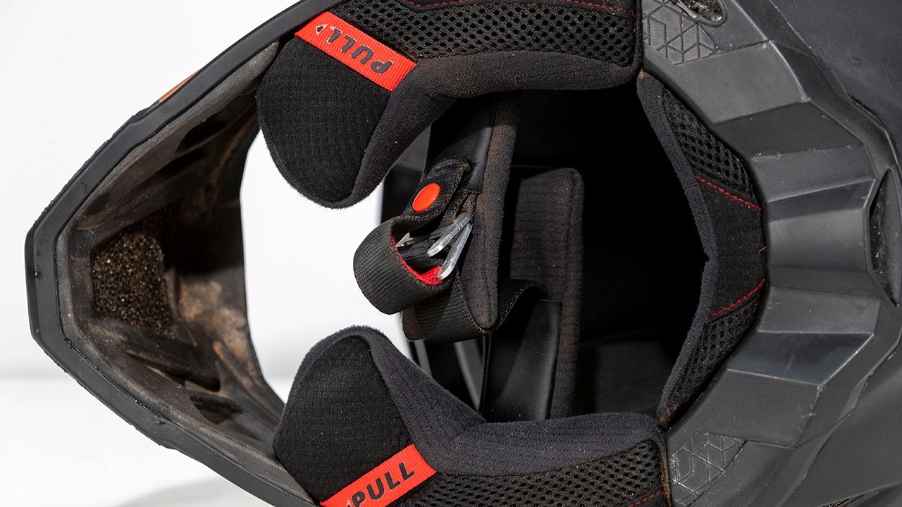 Leatt Moto 9 5 Carbon V22 (2)