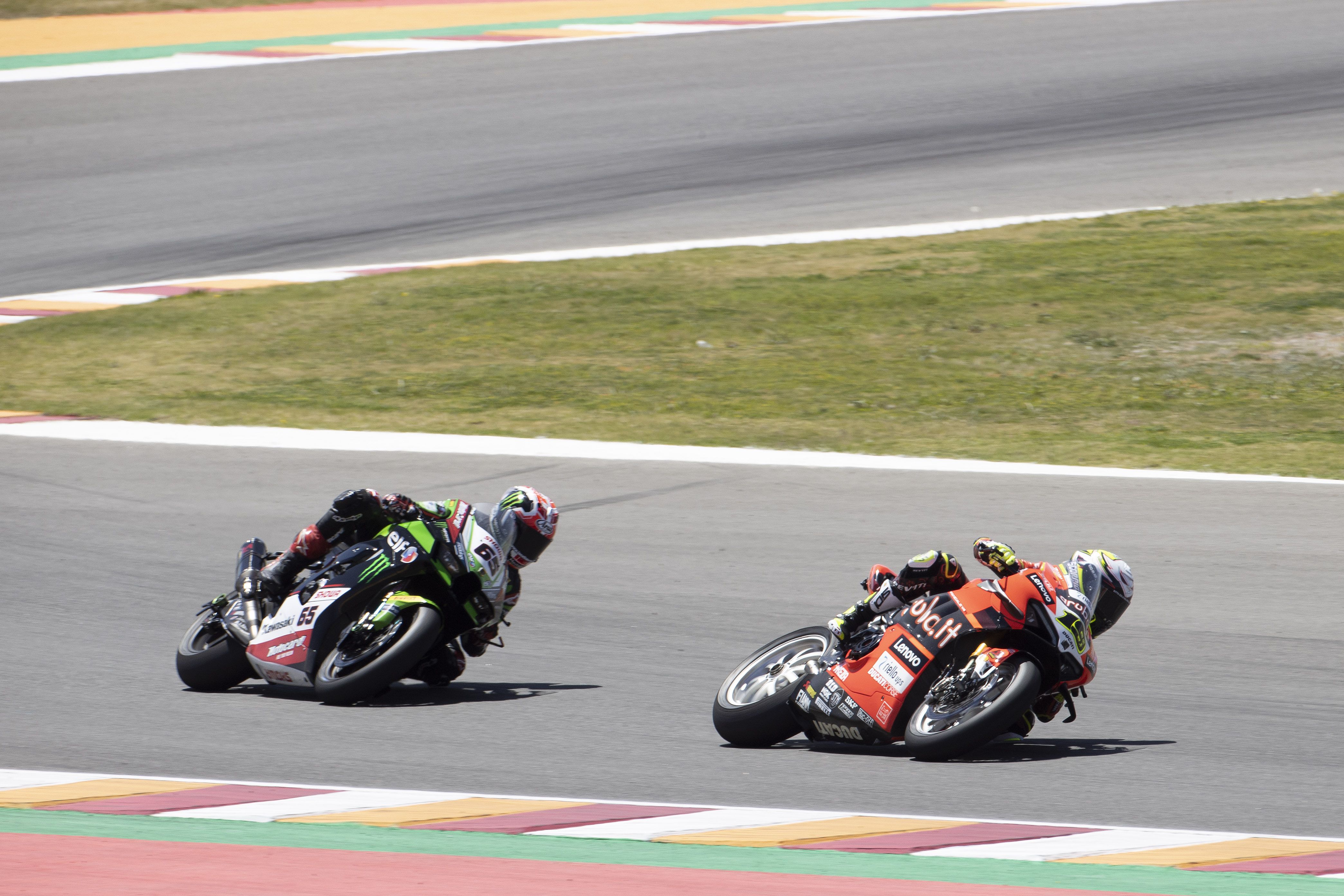 Álvaro Bautista con Jonathan Rea pegado, WSBK Argentina 2022
