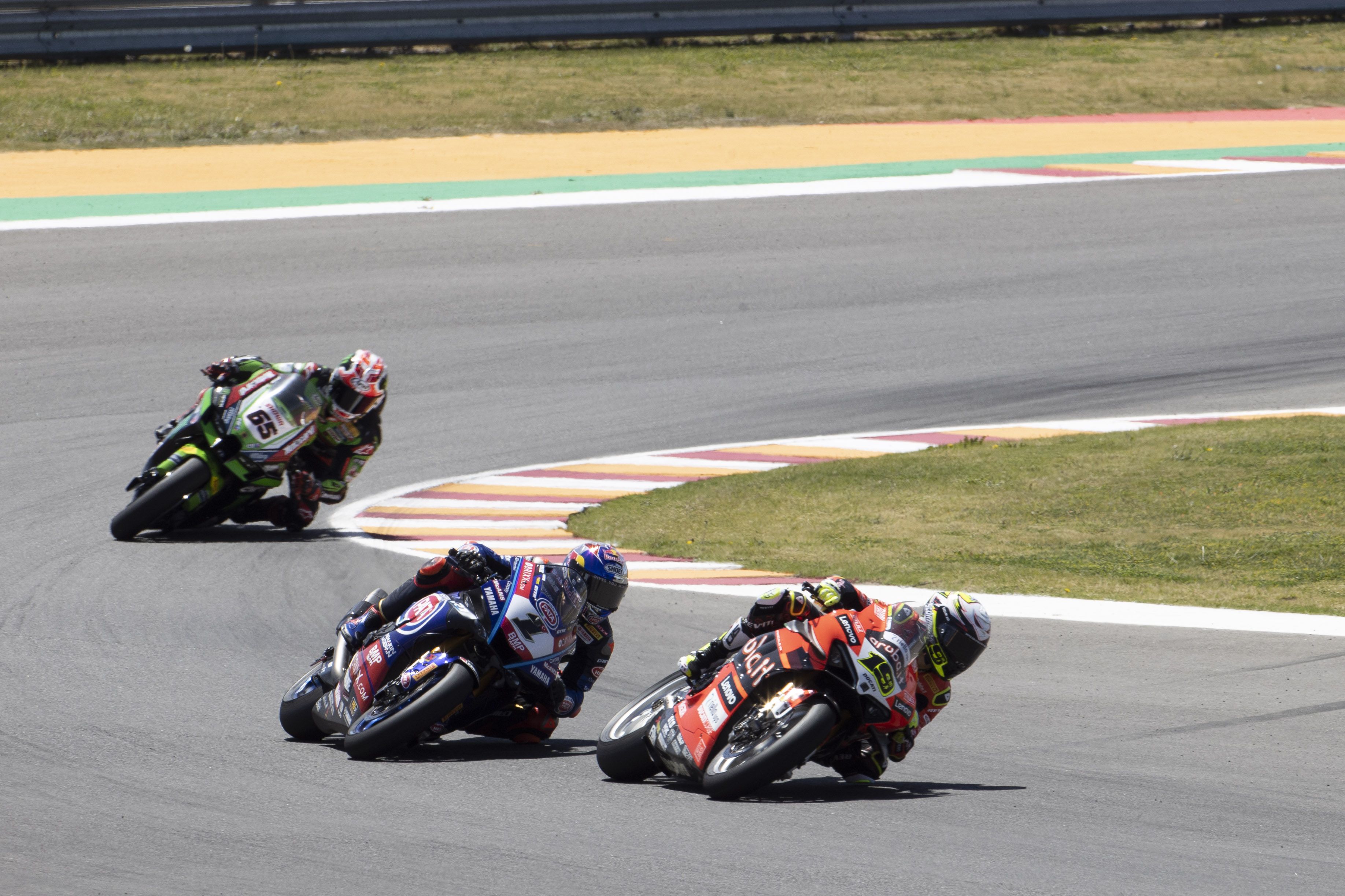 Álvaro Bautista seguido por Toprak Razgatlioglu y Jonathan Rea, WSBK Argentina 2022