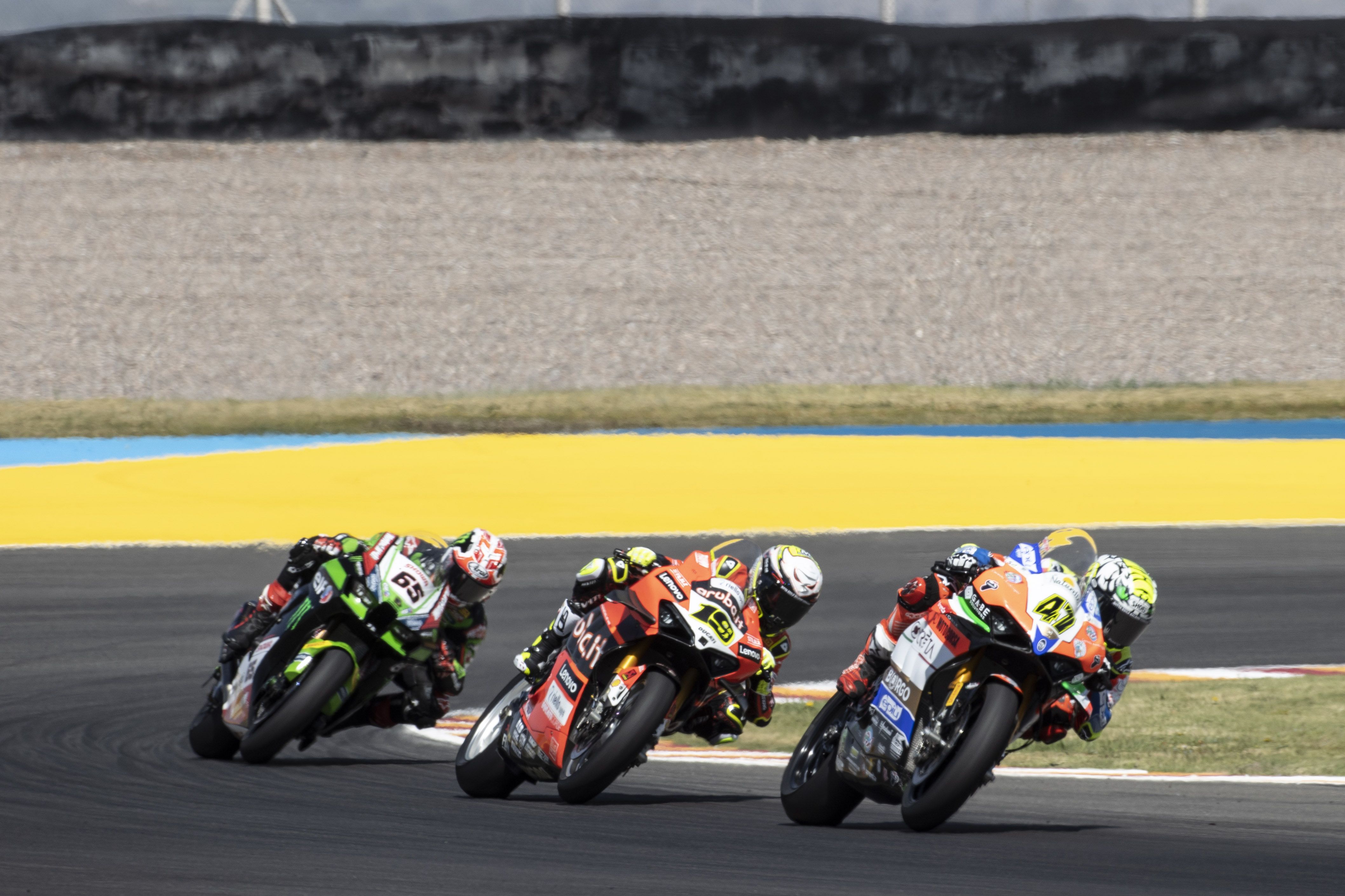 Axel Bassani delante de Álvaro Bautista y Jonathan Rea, WSBK Argentina 2022