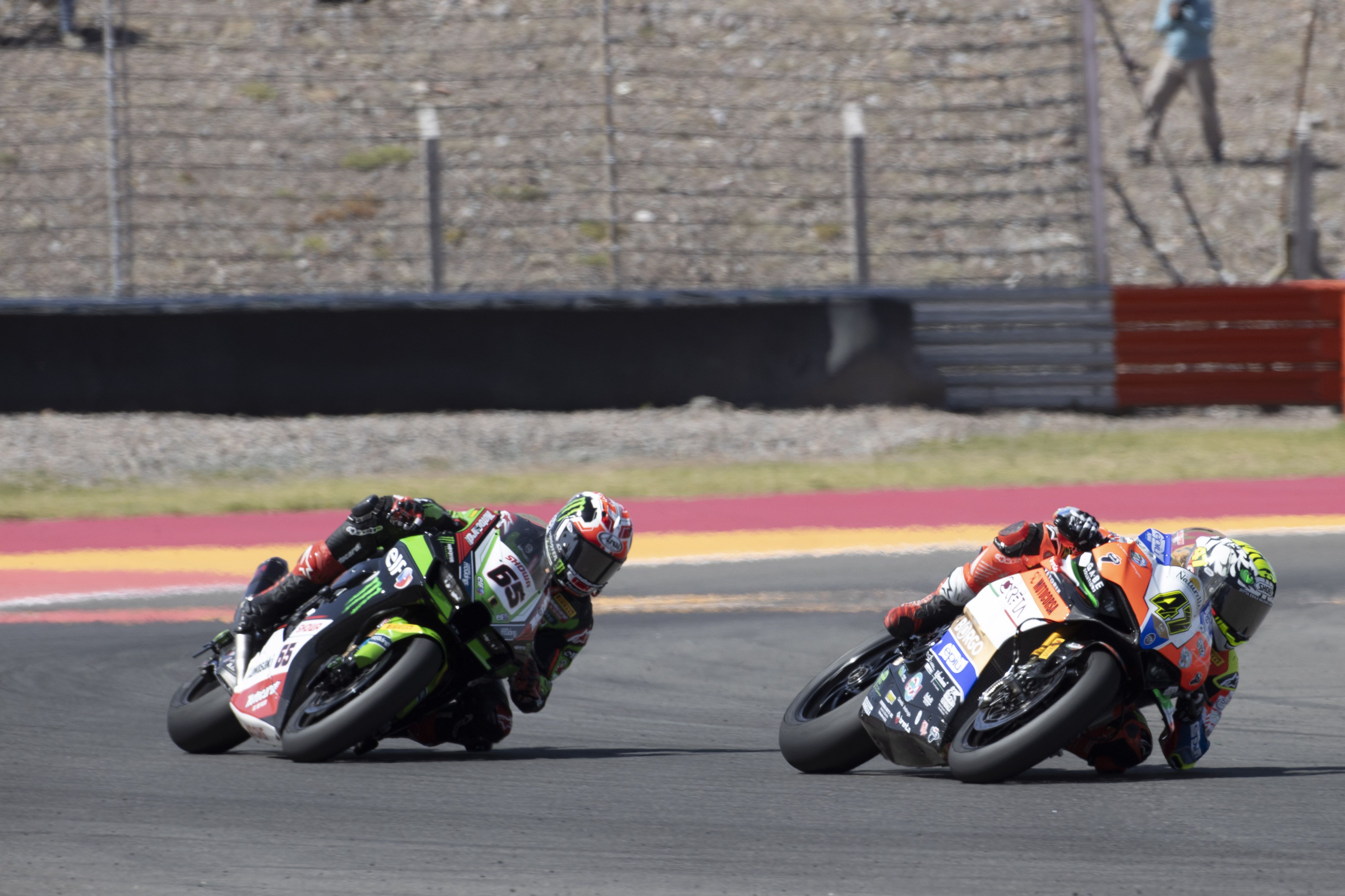 Axel Bassani delante de Jonathan Rea, WSBK Argentina 2022
