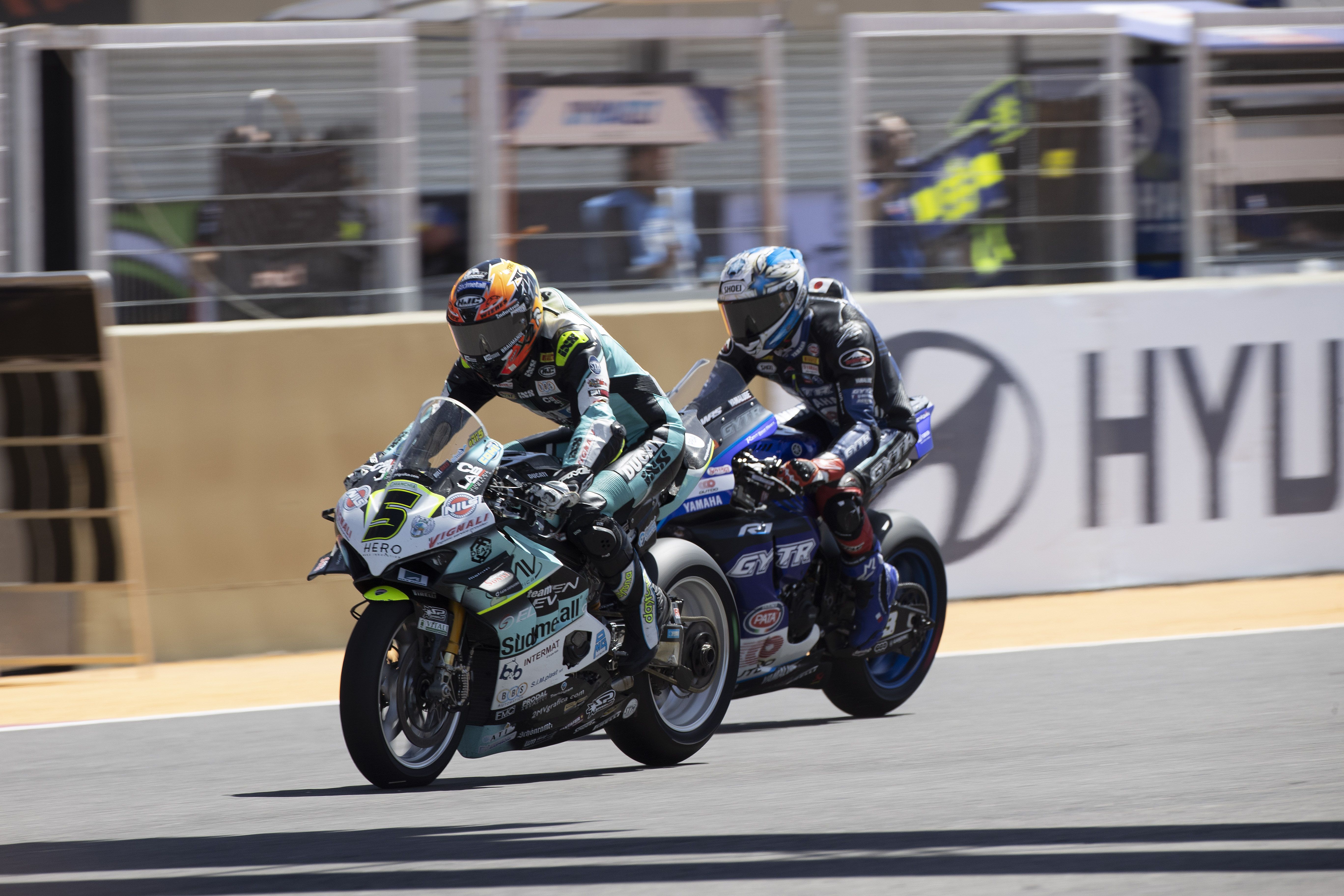 Philipp Oettl frenando ante Kohta Nozane, WSBK Argentina 2022